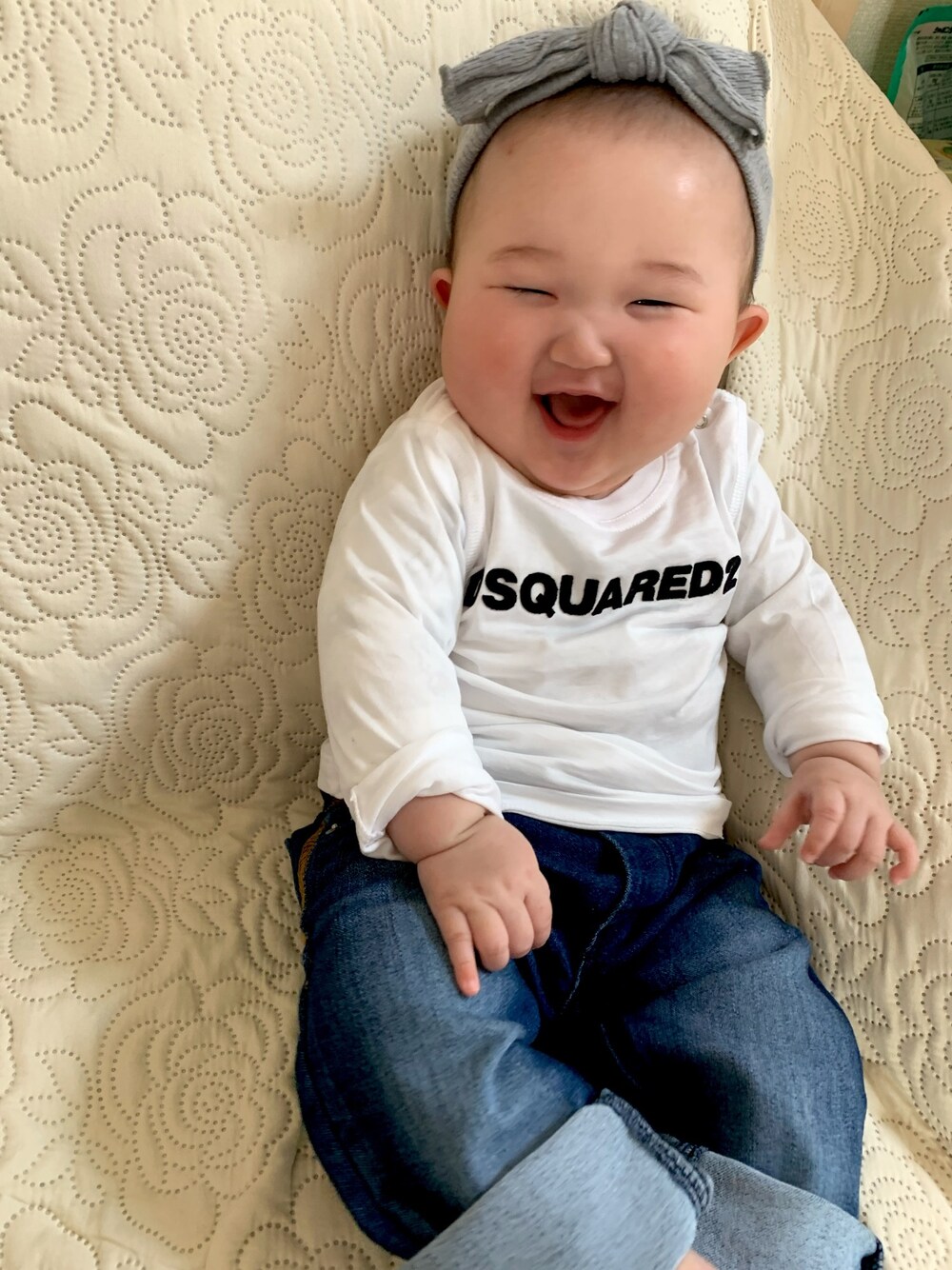ホワイト系のTシャツ/カットソー、ブルー系のデニムパンツを着用したレディースの冬コーディネートの1枚目の写真