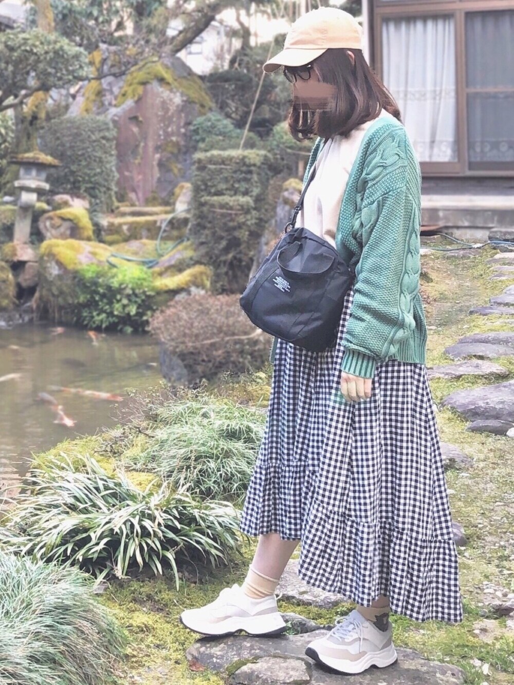 「春コーデ、レイヤードstyle、ベージュ×グリーン、キャップ、ハーフジップ、カーディガン、ギンガムチェックスカート、ダッドスニーカー、GU、niko and ...」｜「niko and...のオリジナルチェックアシンメトリーティアードスカート【niko and ...】（スカート、ブラック系）」を使った、Erinaさん（レディース・163cm）の冬コーディネートの1枚目の写真