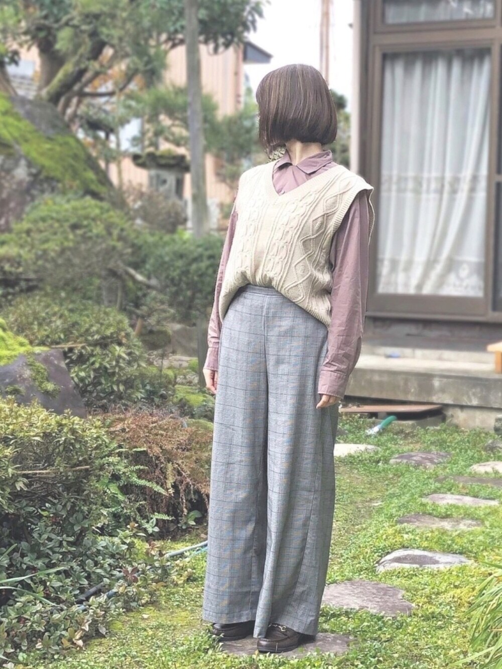 「秋コーデ、UNIQLO、GU、プチプラコーデ、パープル、パンプス、ニットベスト、ニット、チェックパンツ、グレンチェック」｜「UNIQLOのオープンカラーシャツ（長袖）（シャツ/ブラウス、パープル系）」を使った、Erinaさん（レディース・164cm）の秋コーディネートの1枚目の写真