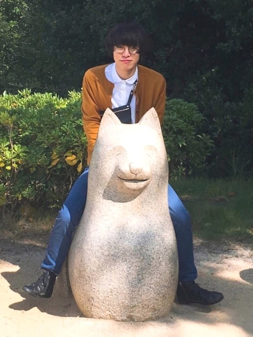 ホワイト系のシャツ/ブラウス、ブラック系のショルダーバッグ、ブラック系のスニーカーを着用したメンズの秋コーディネートの1枚目の写真