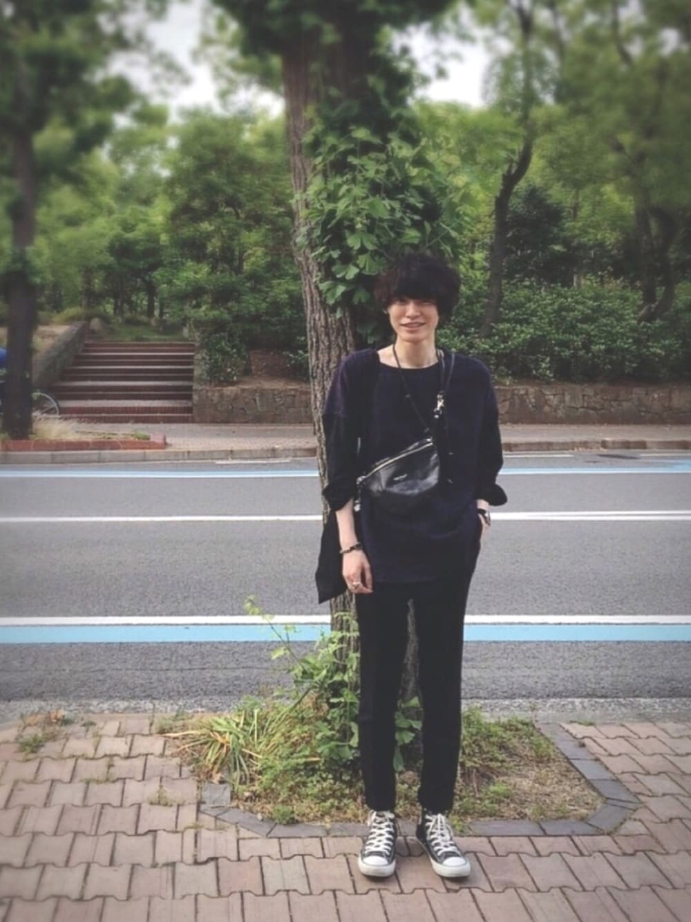 ブルー系のシャツ/ブラウス、ブラック系のスーツパンツ、ブラック系のスニーカーを着用したメンズの夏コーディネートの1枚目の写真