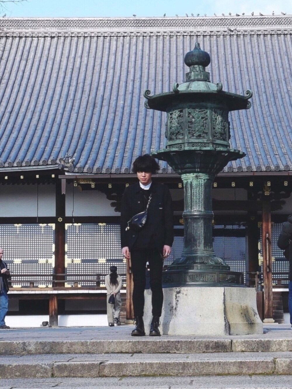 「ブラック、カンフージャケット、デニムジャケット、スキニーデニム、RUDE GALLERY、SHAREEF、Dr.Martens、Vivienne Westwood、仁和寺、猫背」｜「RUDE GALLERYのKUNG FU JACKET（カバーオール、ブラック系）」を使った、たきのこさん（メンズ・174cm）の冬コーディネートの1枚目の写真