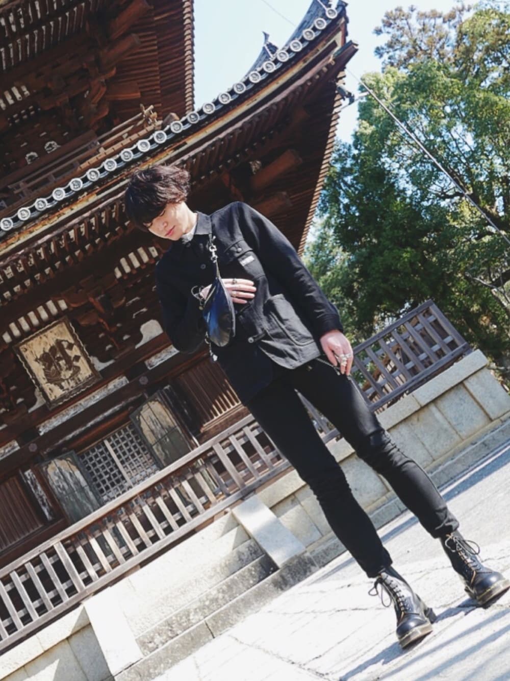 「ブラック、カンフージャケット、デニムジャケット、スキニーデニム、RUDE GALLERY、SHAREEF、Dr.Martens、Vivienne Westwood、仁和寺、パーマ」｜「RUDE GALLERYのKUNG FU JACKET（カバーオール、ブラック系）」を使った、たきのこさん（メンズ・174cm）の冬コーディネートの1枚目の写真