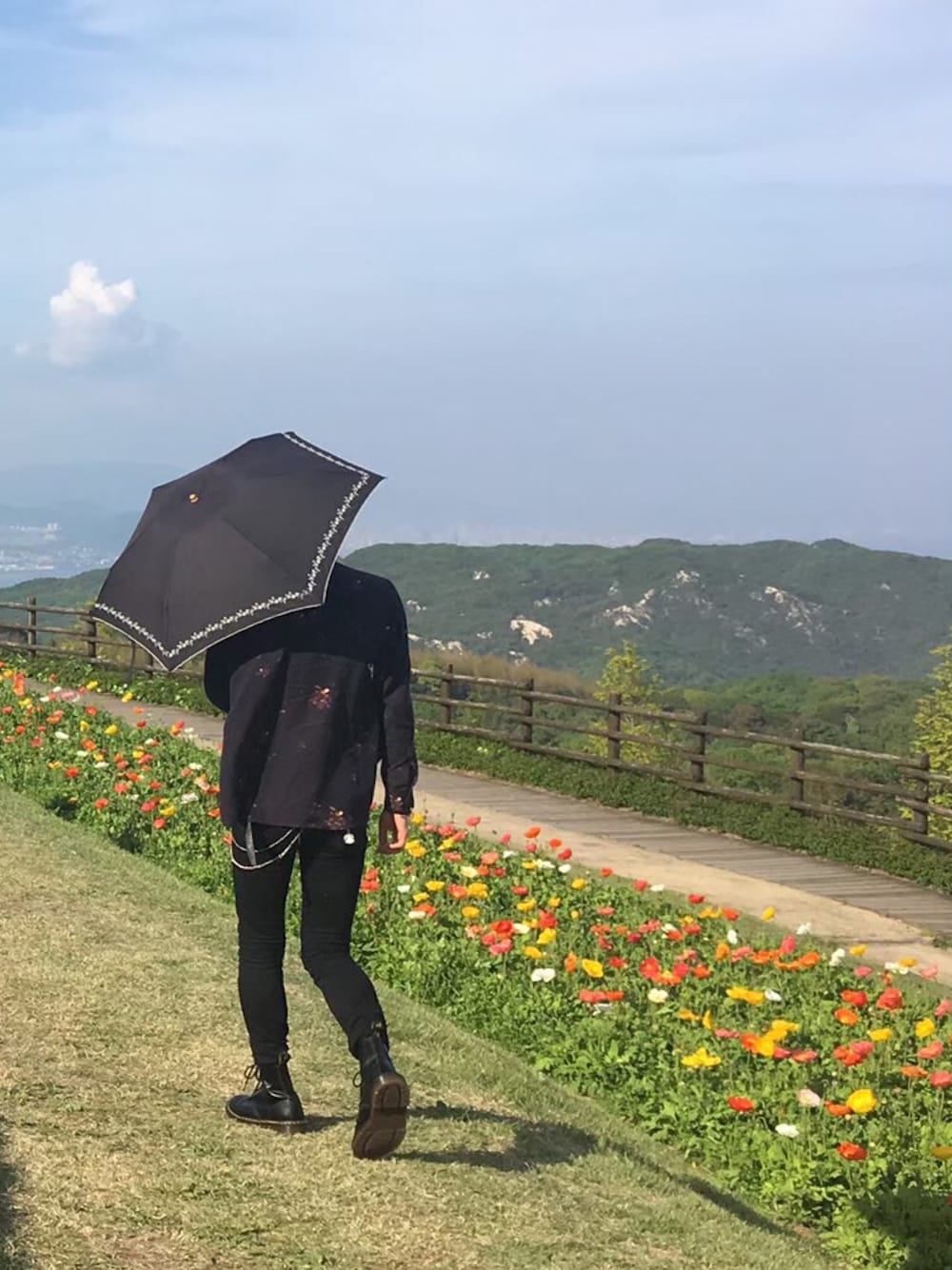 「柄シャツ、スキニーデニム、日傘、Dr.Martens、Vivienne Westwood、SHAREEF、シンプル、蜂柄、後ろ姿、あわじ花さじき」｜「SHAREEFのINKJET PRINT BIG SHIRTS（シャツ/ブラウス、ブラック系）」を使った、たきのこさん（メンズ・174cm）の冬コーディネートの1枚目の写真