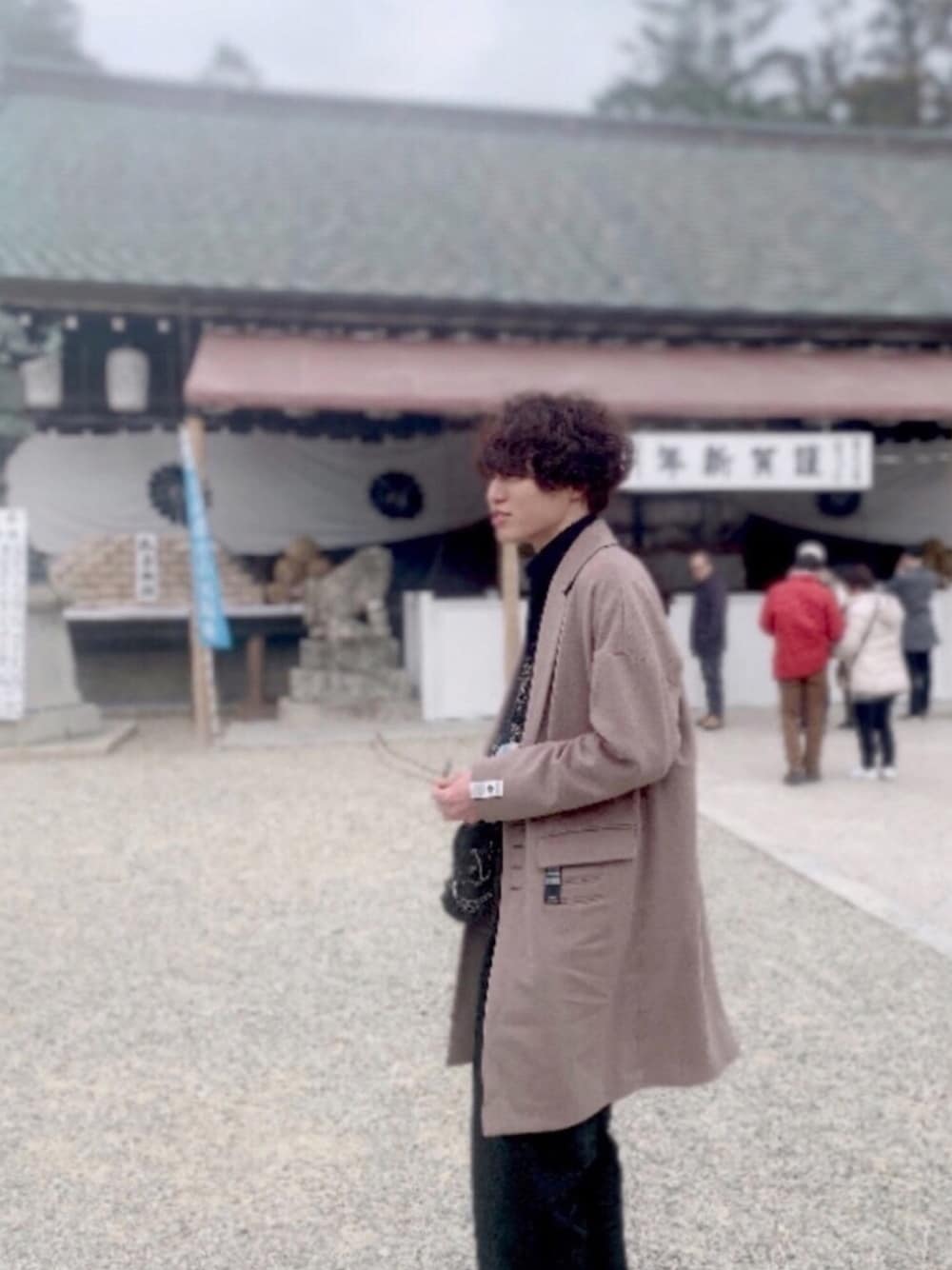 「チェスターコート、モックネック、ワイドパンツ、SHAREEF、COMME des GARCONS HOMME、Dr.Martens、RUDE GALLERY、Vivienne Westwood、OLIVER PEOPLES、ブラック」｜「SHAREEFのCHESTER COAT（チェスターコート、ベージュ系）」を使った、たきのこさん（メンズ・174cm）の冬コーディネートの1枚目の写真