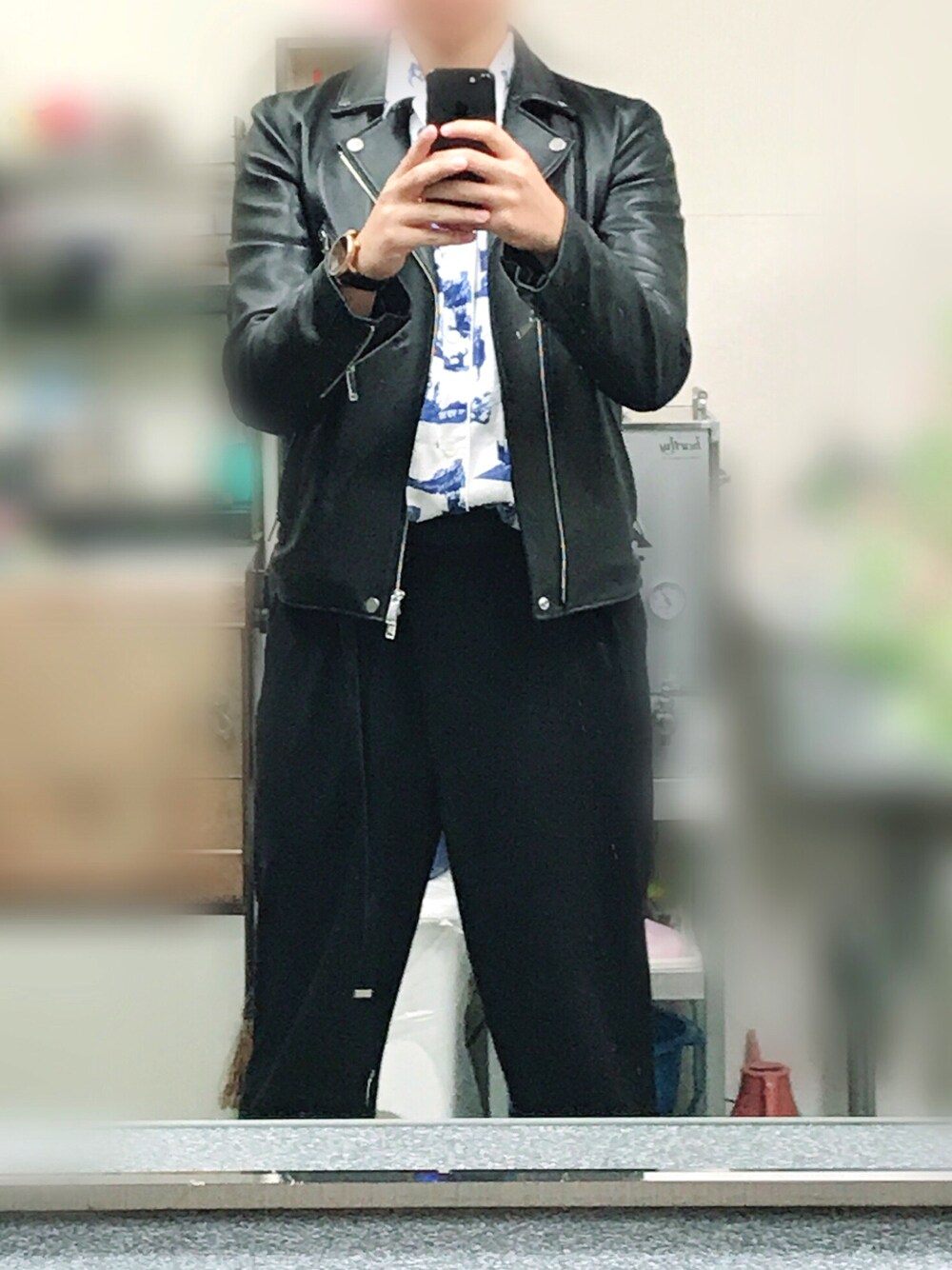 「休日スタイル、おしゃれさんと繋がりたい、ステュディオス(STUDIOUS)、name.、クラス14、ダブルライダース、ワイドパンツ、韓国風コーデ」｜「STUDIOUSの【STUDIOUS】ラムレザーダブルライダースジャケット（ライダースジャケット、ブラック系）」を使った、えとっちさん（メンズ・174cm）の秋コーディネートの1枚目の写真
