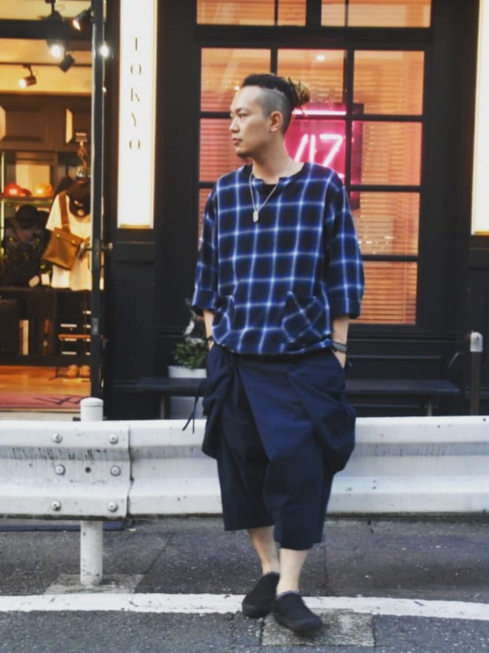 「vgw、VIRGO、夏コーデ、ハーフパンツ、チェック、blue、アクセサリー」｜「VIRGOwearworksのCREST EVOLUTION（カーゴパンツ、ブルー系）」を使った、DK_garbhaさん（メンズ・178cm）の夏コーディネートの1枚目の写真