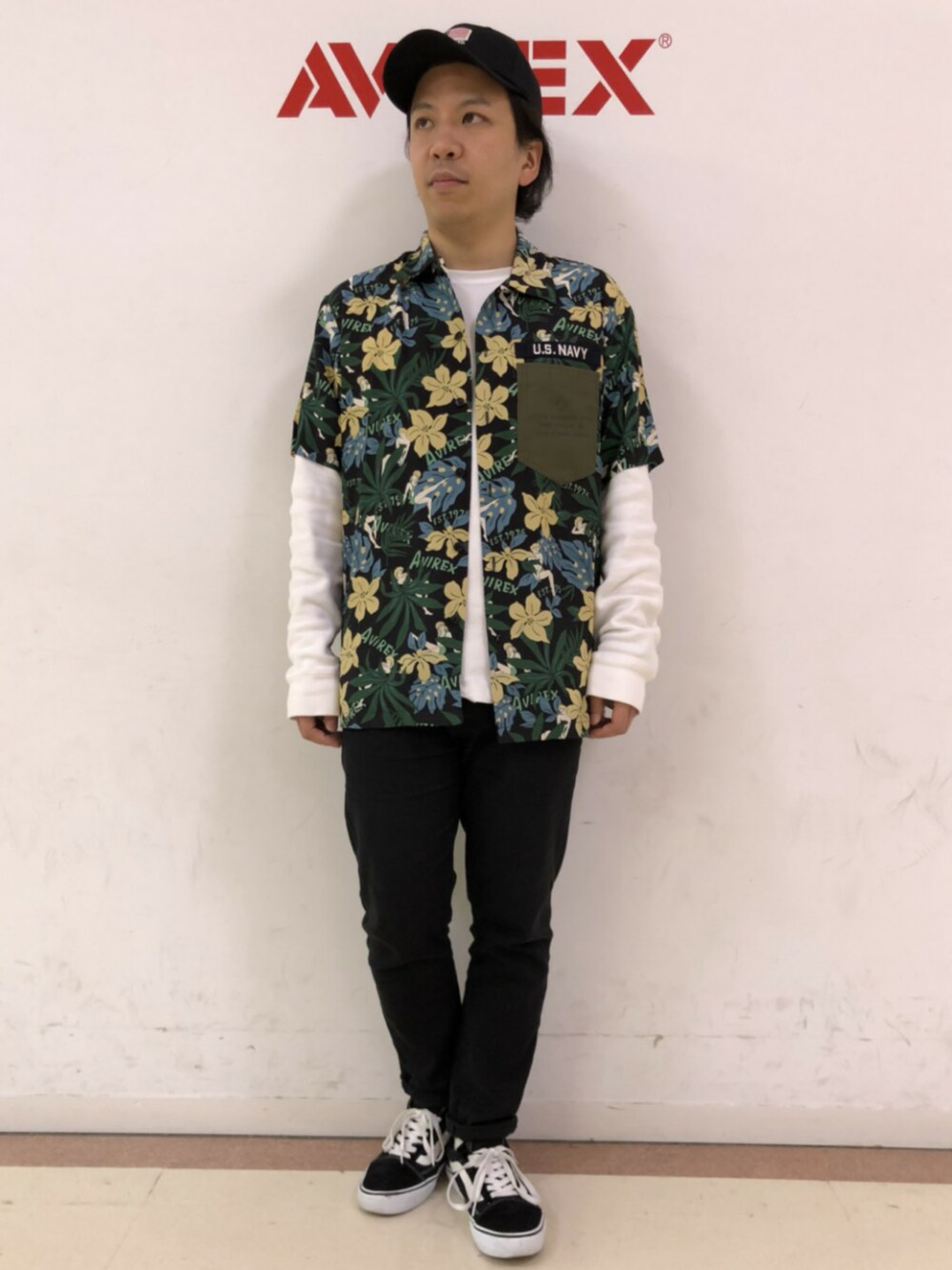 「スニーカー、AVIREX、レイヤードスタイル、ootd、春コーデ、シャツスタイル、アロハシャツ、白Tシャツ、オトナカジュアル、AVIREXBelle」｜「AVIREXのAVIREX/アヴィレックス/ 半袖 カスタム ハワイアンシャツ/ S/S CUSTOM HAWAIAN SHIRT/ アロハシャツ（シャツ/ブラウス、ブラック系）」を使った、SUGAYA！さん（メンズ・164cm）の春コーディネートの1枚目の写真