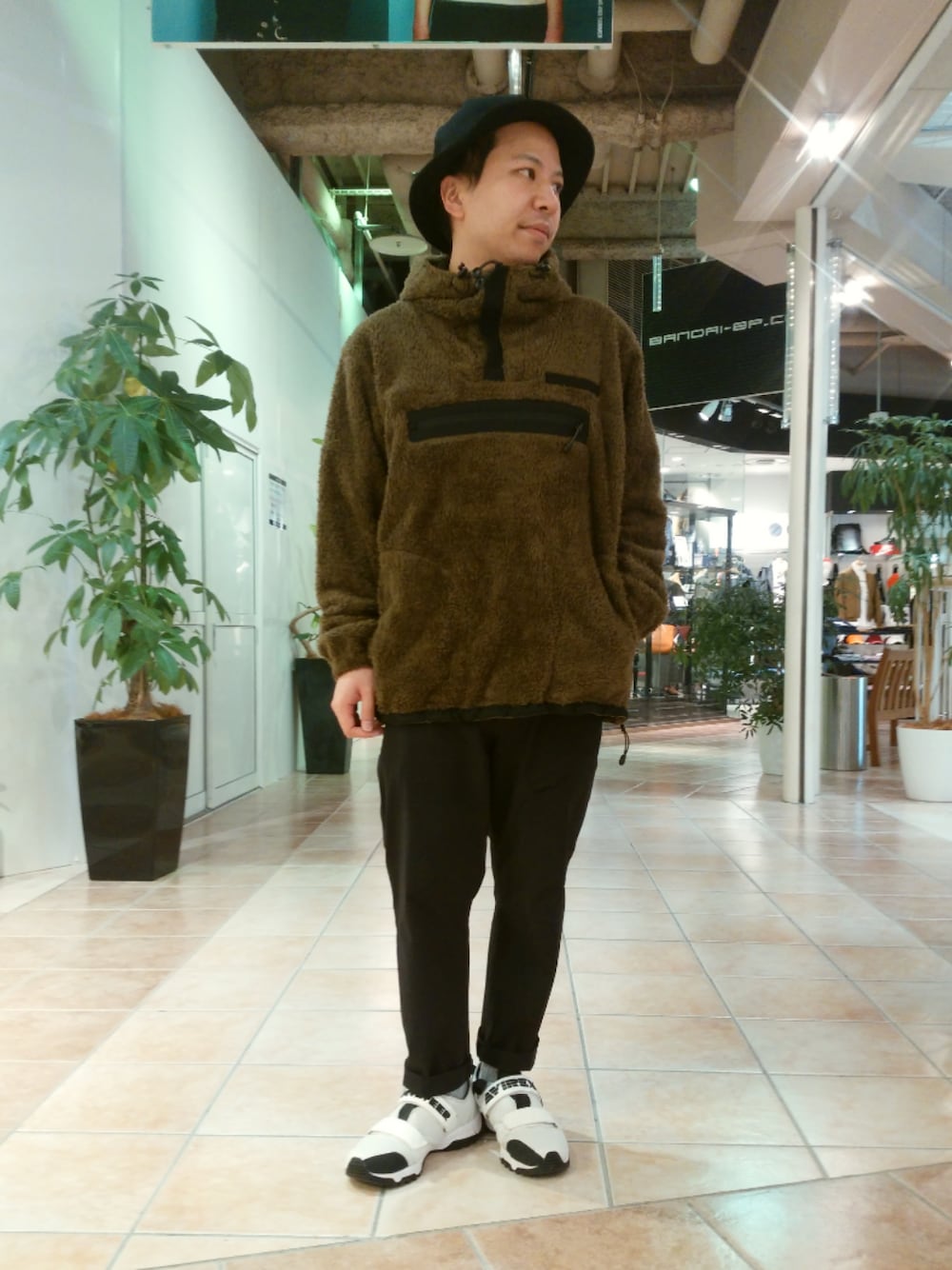 「ミリタリー、シンプル、AVIREX、オーバーサイズ、大人カジュアル、白スニーカー、street、ootd、カジュアルコーデ、AVIREX新潟店」｜「AVIREXのAVIREX/アヴィレックス/フリース アノラック/FLEECE ANORAK（パーカー、グリーン系）」を使った、SUGAYA！さん（メンズ・164cm）の秋コーディネートの1枚目の写真