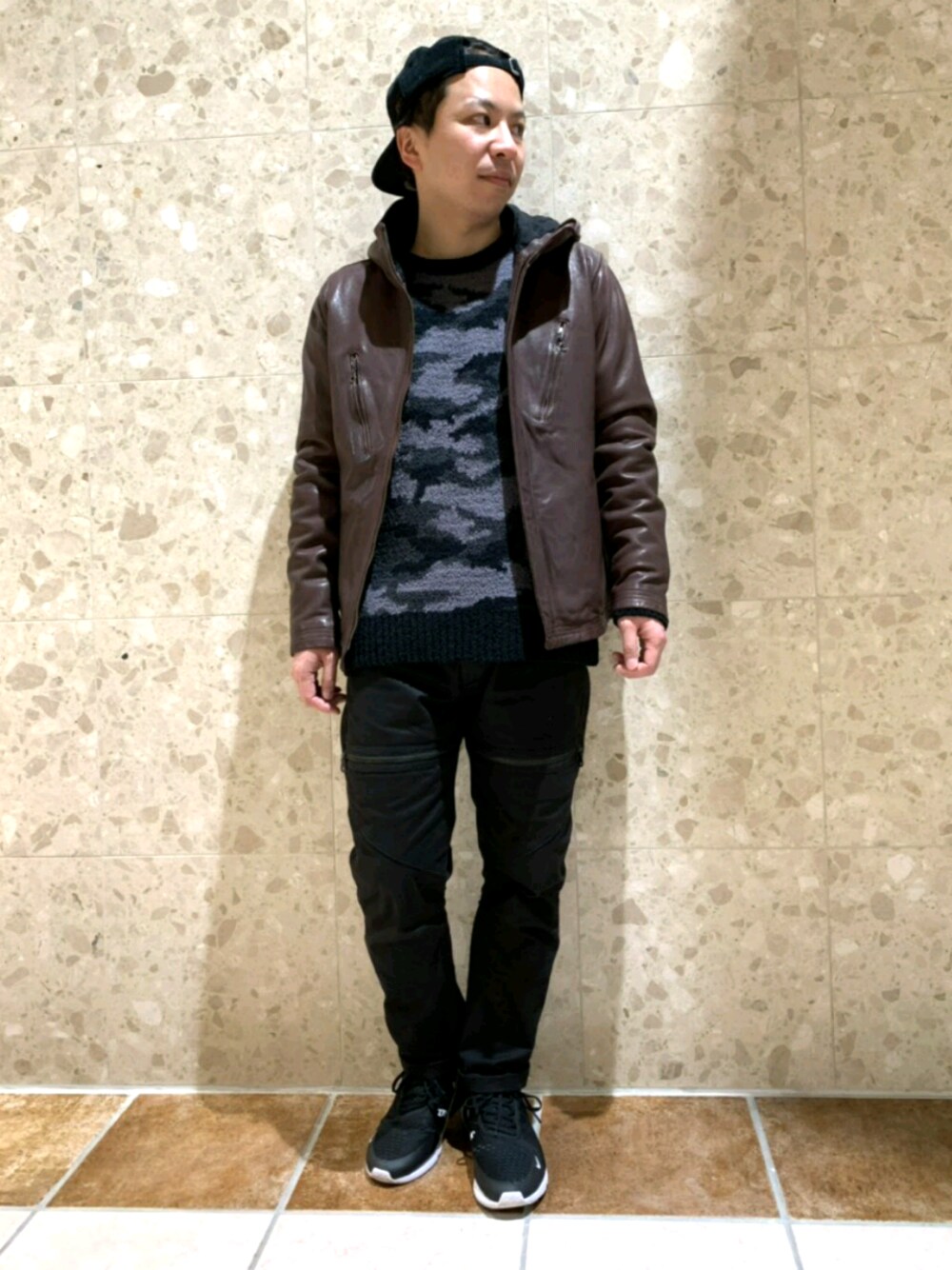 「ジャケット、シンプル、レザージャケット、パーカー、AVIREX、キレイめ、アースカラー、ootd、カジュアルコーデ、AVIREXBelle」｜「NEW ERAの【×NEW ERA】9フォーティー コーデュロイ 5パネルキャップ/ 9 FORTY CORDUROY 5 PANEL CAP（キャップ、ブラック系）」を使った、SUGAYA！さん（メンズ・164cm）の冬コーディネートの1枚目の写真