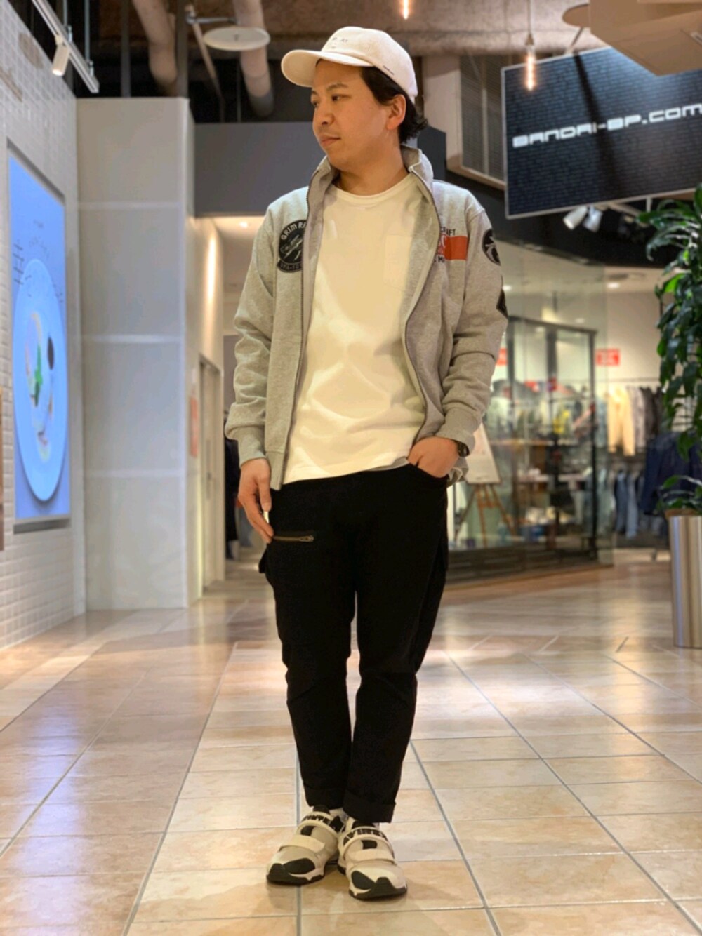 「休日スタイル、キャップ、スニーカーコーデ、今日のコーデ、ストリート、ootd、AVIREX、AVIREXBelle、AVIREX新潟店、パンツスタイル」｜「AVIREXのスタンドジップスウェット VFA-101/STAND ZIP SWEAT VFA-101（スウェット、グレー系）」を使った、SUGAYA！さん（メンズ・164cm）の冬コーディネートの1枚目の写真