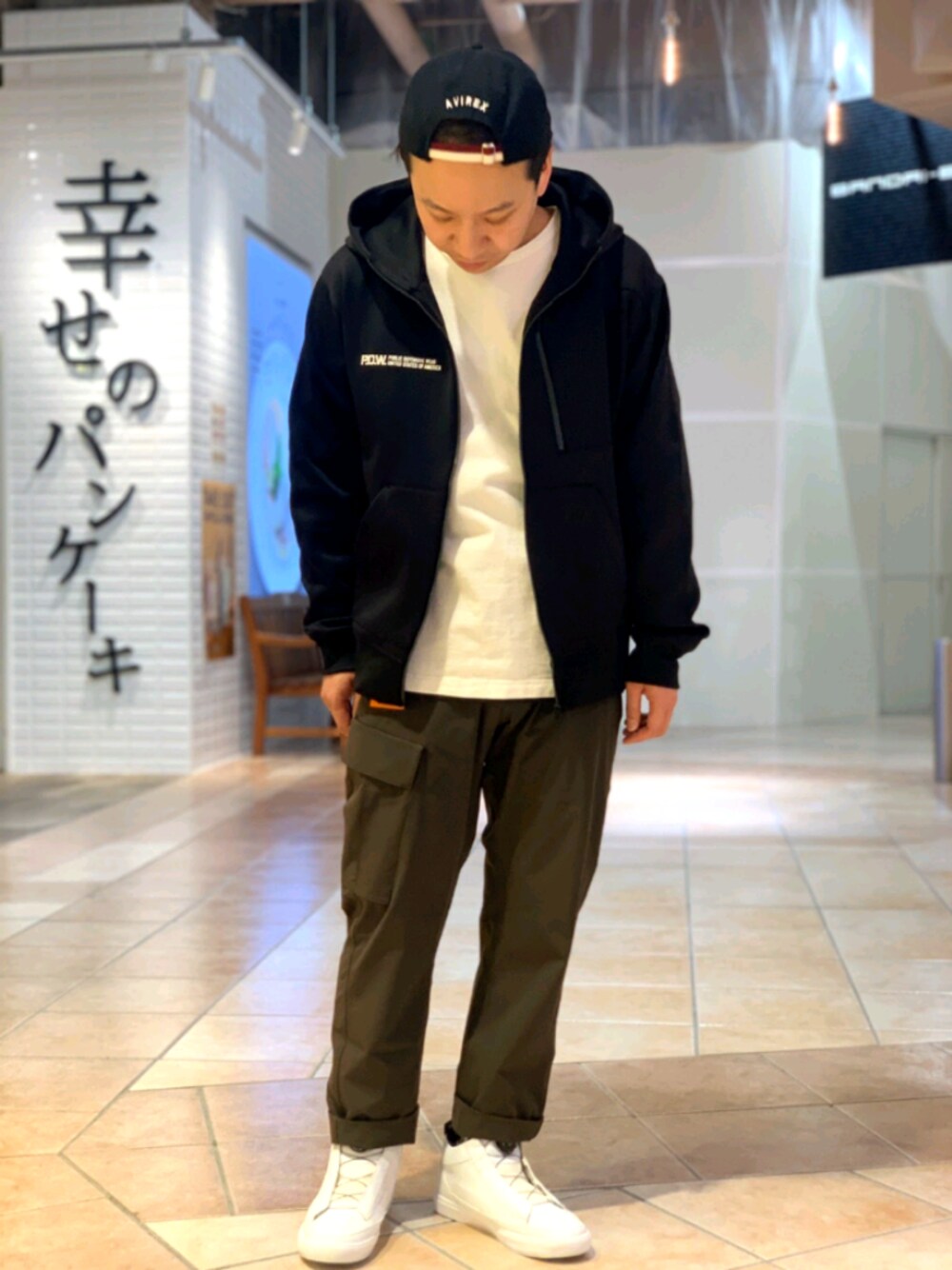 「スニーカー、AVIREX、きれいめカジュアル、ootd、シンプルコーデ、低身長、アラフォー、オトナカジュアル、はるコーデ、AVIREXBelle」｜「AVIREXの【PDW】ライトジップアップパーカー/ LIGHT ZIP UP PARKA（パーカー、ブラック系）」を使った、SUGAYA！さん（メンズ・164cm）の春コーディネートの1枚目の写真