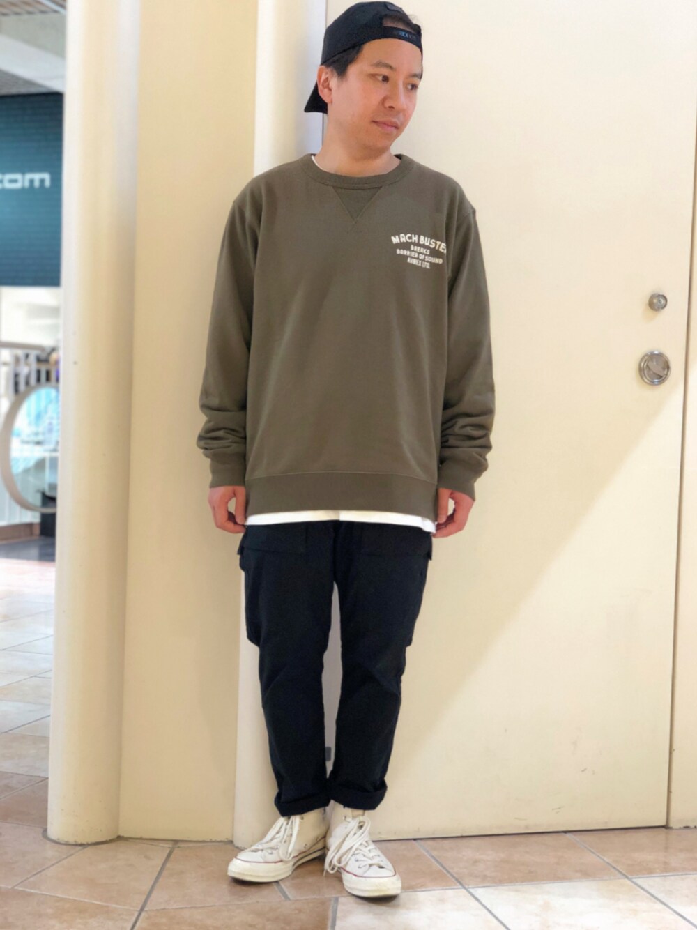 「スウェット、AVIREX、オーバーサイズ、休日スタイル、ootd、くすみカラー、秋コーデ、AVIREXBelle、秋服準備はじめました、ファッションの力を信じよう」｜「AVIREXのクルーネックスウェット グラマラス グレニス/LS CREW NECK SWEAT GLAMOROUS GLENNIS（スウェット、グリーン系）」を使った、SUGAYA！さん（メンズ・164cm）の秋コーディネートの1枚目の写真