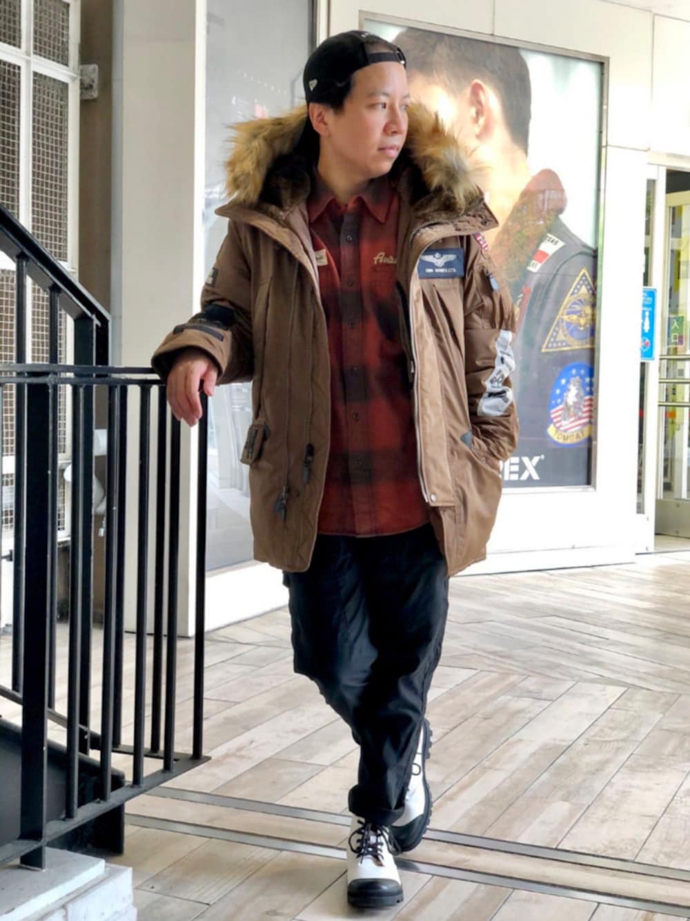 「スニーカー、AVIREX、休日スタイル、ブラウン、ootd、くすみカラー、AVIREXBelle、秋のカフェオレコーデ、チェック柄に恋してる、ファッションの力を信じよう」｜「AVIREXのカスタム N-3B トップガン/CUSTOM N-3B TOP GUN（ミリタリージャケット、ブラウン系）」を使った、SUGAYA！さん（メンズ・164cm）の秋コーディネートの1枚目の写真