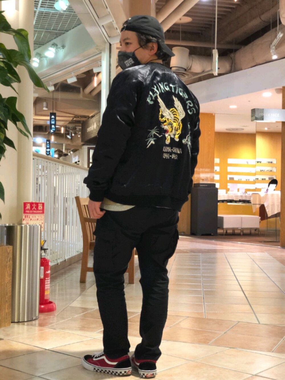 「ブルゾン、ブラック、AVIREX、オールブラック、スニーカーコーデ、休日スタイル、ootd、オトナカジュアル、AVIREXBelle、ファッションの力を信じよう」｜「AVIREXのスカジャケット フライングタイガース/SUKA JACKET FLYNG TIGERS（ブルゾン、ブラック系）」を使った、SUGAYA！さん（メンズ・164cm）の冬コーディネートの1枚目の写真