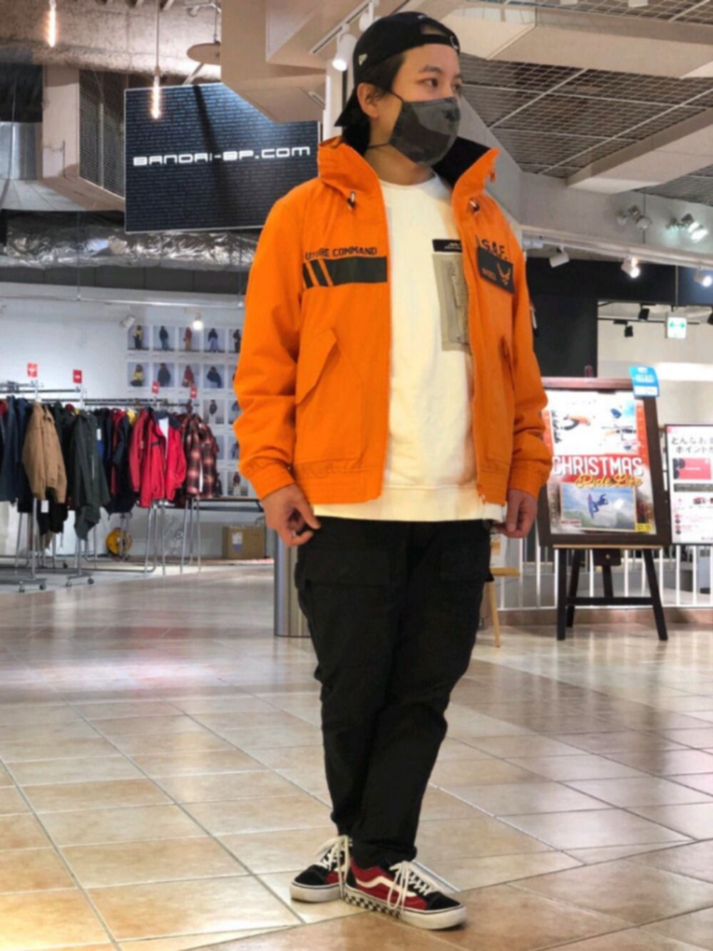 「スウェット、AVIREX、オレンジ、フライトジャケット、休日スタイル、きれいめカジュアル、ootd、カジュアルコーデ、AVIREXBelle、ファッションの力を信じよう」｜「AVIREXのコンビネーション クルーネックスウェット/L/S WR COMBINATION CREW SWEAT（スウェット、ホワイト系）」を使った、SUGAYA！さん（メンズ・164cm）の冬コーディネートの1枚目の写真