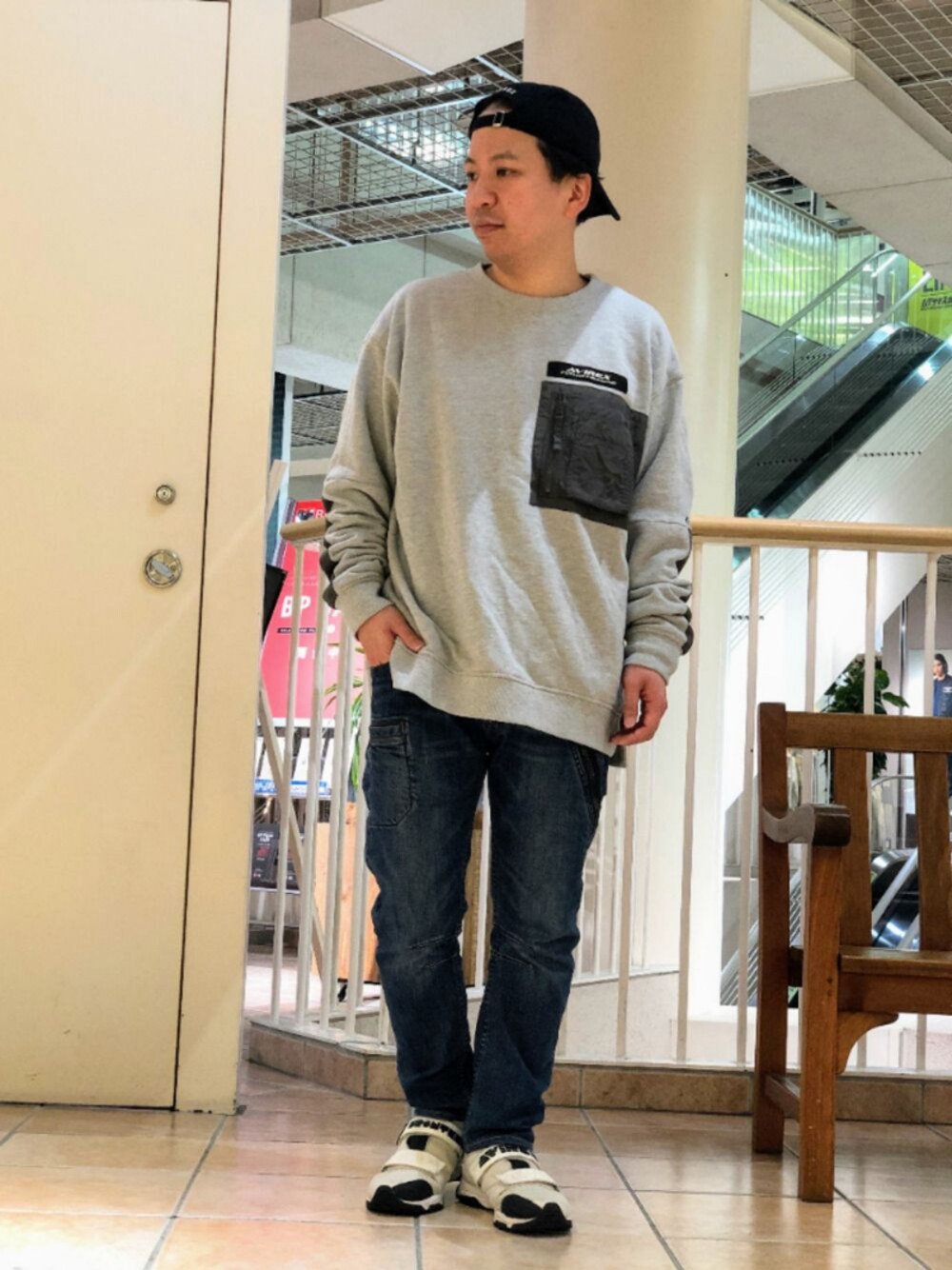 「スウェット、ミリタリー、グレー、AVIREX、オーバーサイズ、休日スタイル、ootd、AVIREXBelle、ファッションの力を信じよう、私の推しブランド」｜「AVIREXのAVIREX×NEW ERA/アヴィレックス×ニューエラ/9TWENTY　゛TOM CAT゛/ナイントウェンティー　トムキャット（キャップ、ブラック系）」を使った、SUGAYA！さん（メンズ・164cm）の冬コーディネートの1枚目の写真