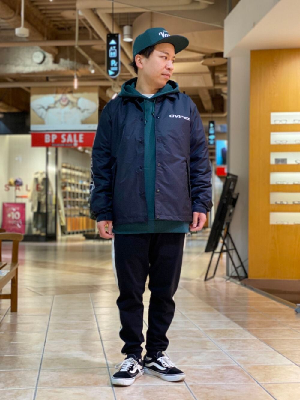 「スウェット、ストリート、AVIREX、休日スタイル、ootd、シンプルコーデ、カジュアルコーデ、AVIREXBelle、ファッションの力を信じよう、私の推しブランド」｜「AVIREXのロングスリーヴ プルアップフーディー/L/S AFC TRIANGLE PULL UP HOODIE（パーカー、グリーン系）」を使った、SUGAYA！さん（メンズ・164cm）の冬コーディネートの1枚目の写真