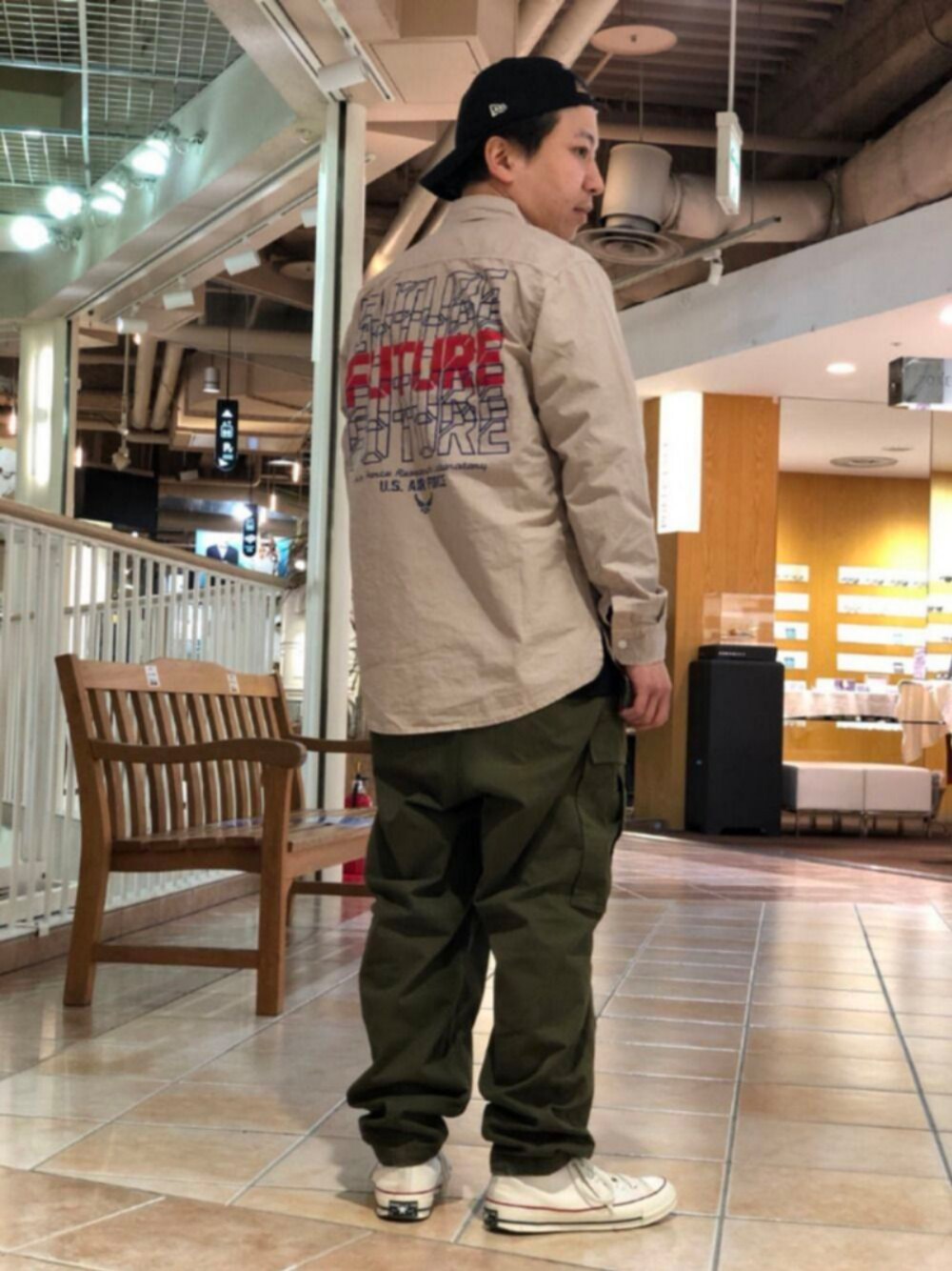 「ミリタリー、AVIREX、休日スタイル、ワイドパンツ、きれいめカジュアル、ootd、春コーデ、AVIREXBelle、ファッションの力を信じよう、私の推しブランド」｜「AVIREXのフェードウォッシュ ルーズフィットシャツ/FADE WASH LOOSE FIT SHIRT（シャツ/ブラウス、ベージュ系）」を使った、SUGAYA！さん（メンズ・164cm）の冬コーディネートの1枚目の写真