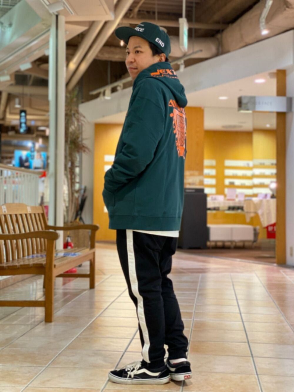 「スウェットパンツ、AVIREX、休日スタイル、ootd、春コーデ、ゆるコーデ、AVIREXBelle、スウェパカ、ファッションの力を信じよう、私の推しブランド」｜「AVIREXの【直営店限定】エアフォース ベースキャップ/AIR FORCE BACES CAP（キャップ、グリーン系）」を使った、SUGAYA！さん（メンズ・164cm）の冬コーディネートの1枚目の写真