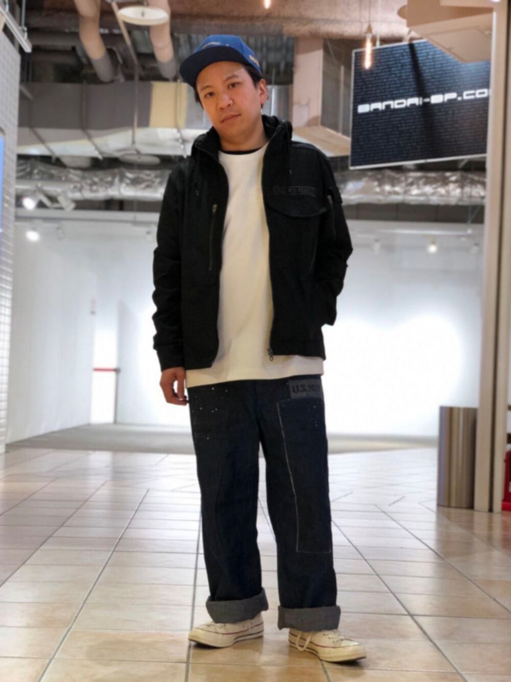 「ミリタリー、AVIREX、休日スタイル、ワイドパンツ、春アウター、ootd、春コーデ、AVIREXBelle、ファッションの力を信じよう、私の推しブランド」｜「AVIREXのセカンドエアフォース クルーネックTシャツ/L/S 2nd. AIR FORCE PATCH  CREW NECK T-SHIRT（Tシャツ/カットソー、ホワイト系）」を使った、SUGAYA！さん（メンズ・164cm）の冬コーディネートの1枚目の写真