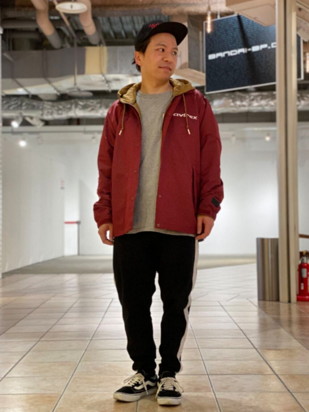 「キャップ、AVIREX、休日スタイル、春アウター、トラックパンツ、ootd、春コーデ、AVIREXBelle、AVIREX新潟店、スウェパカ」｜「AVIREXの【直営店限定】エアフォース ベースキャップ/AIR FORCE BACES CAP（キャップ、ブラック系）」を使った、SUGAYA！さん（メンズ・164cm）の春コーディネートの1枚目の写真