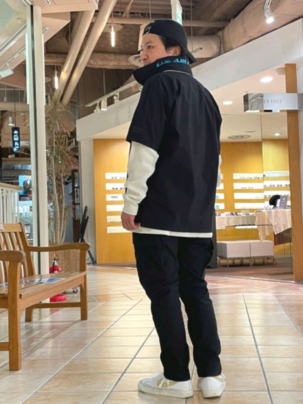 「キャップ、AVIREX、モノトーン、休日スタイル、春アウター、春、ootd、春コーデ、AVIREXBelle、ファッションの力を信じよう」｜「AVIREXのビッグワッフル Tシャツ/L/S BIG WAFFLE T-SHIRT"37th TR"（Tシャツ/カットソー、ホワイト系）」を使った、SUGAYA！さん（メンズ・164cm）の春コーディネートの1枚目の写真