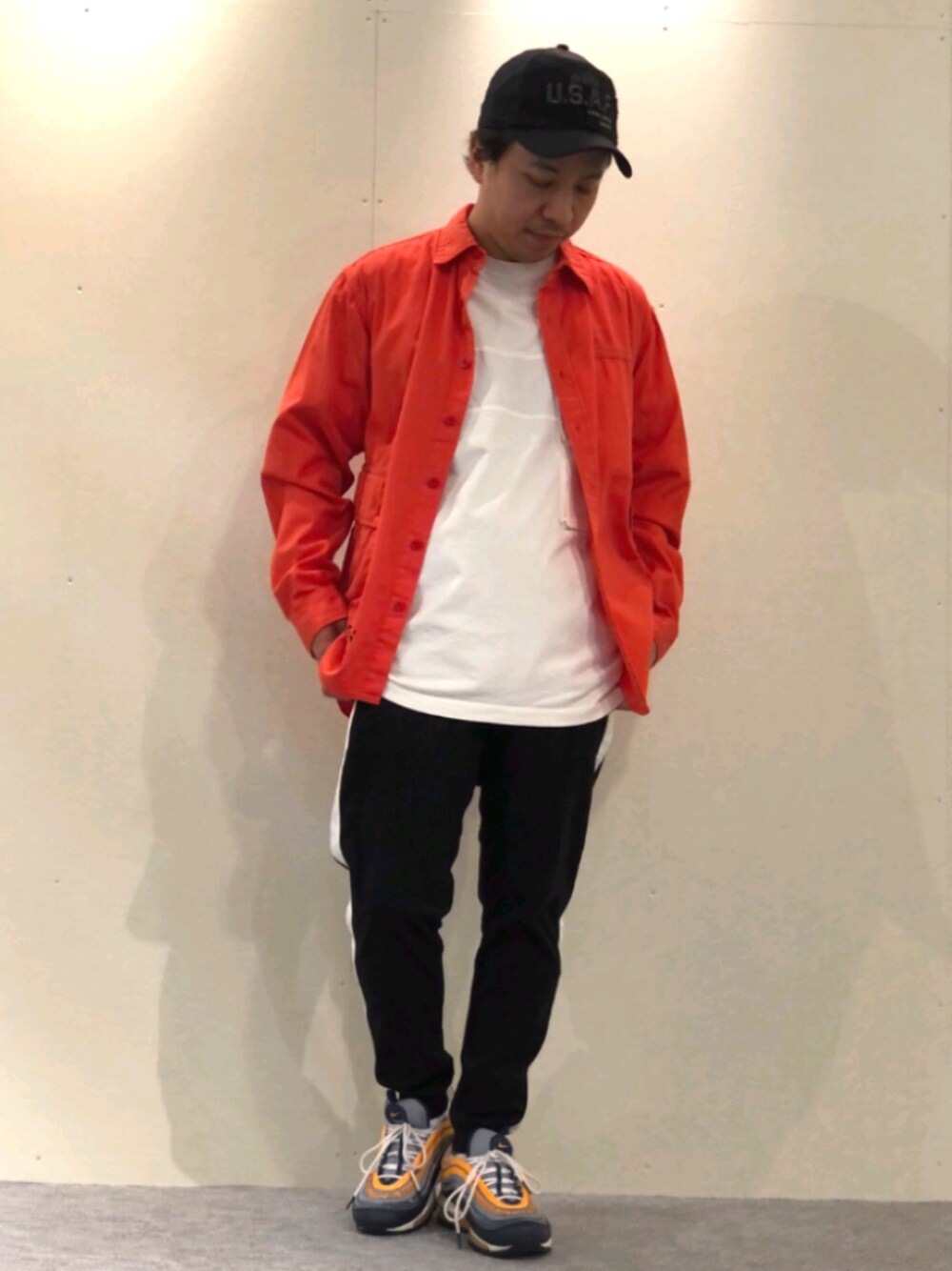 「キャップ、AVIREX、休日スタイル、きれいめカジュアル、トラックパンツ、ootd、春コーデ、淡色コーデ、AVIREXBelle、ファッションの力を信じよう」｜「AVIREXのフェードウォッシュ ミリタリーポケットＴシャツ FADE WASH MILITARY POCKET T-SHIRT/AVIREX/アヴィレックス（Tシャツ/カットソー、ホワイト系）」を使った、SUGAYA！さん（メンズ・164cm）の春コーディネートの1枚目の写真