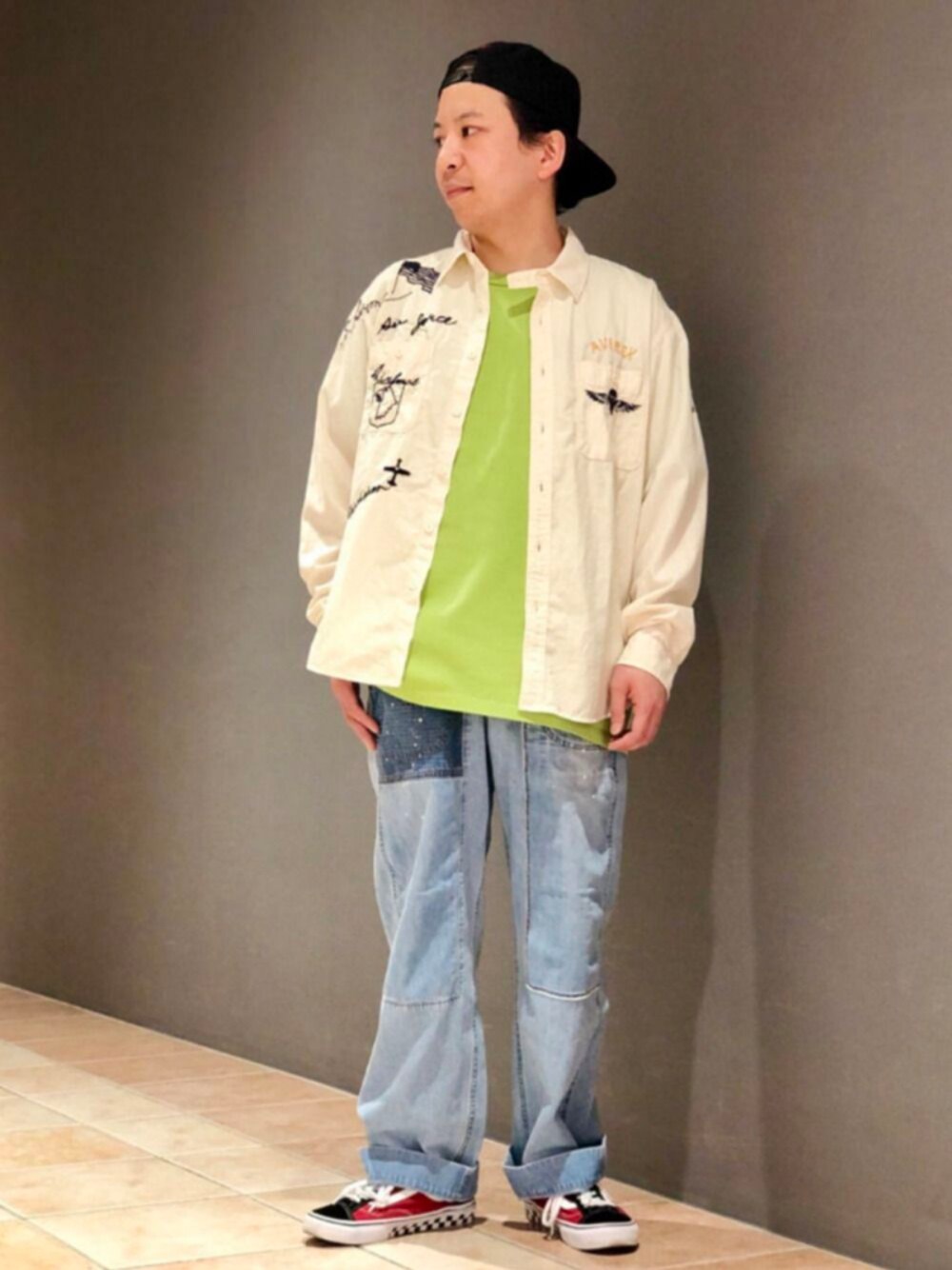 「グリーン、キャップ、AVIREX、休日スタイル、ootd、ゆるコーデ、淡色コーデ、AVIREXBelle、パステル映える春、ファッションの力を信じよう」｜「AVIREXの【TYPE BLUE】 デニム デッキカスタムパンツ/DENIM DECK CUSTOM PANTS（デニムパンツ、ブルー系）」を使った、SUGAYA！さん（メンズ・164cm）の春コーディネートの1枚目の写真