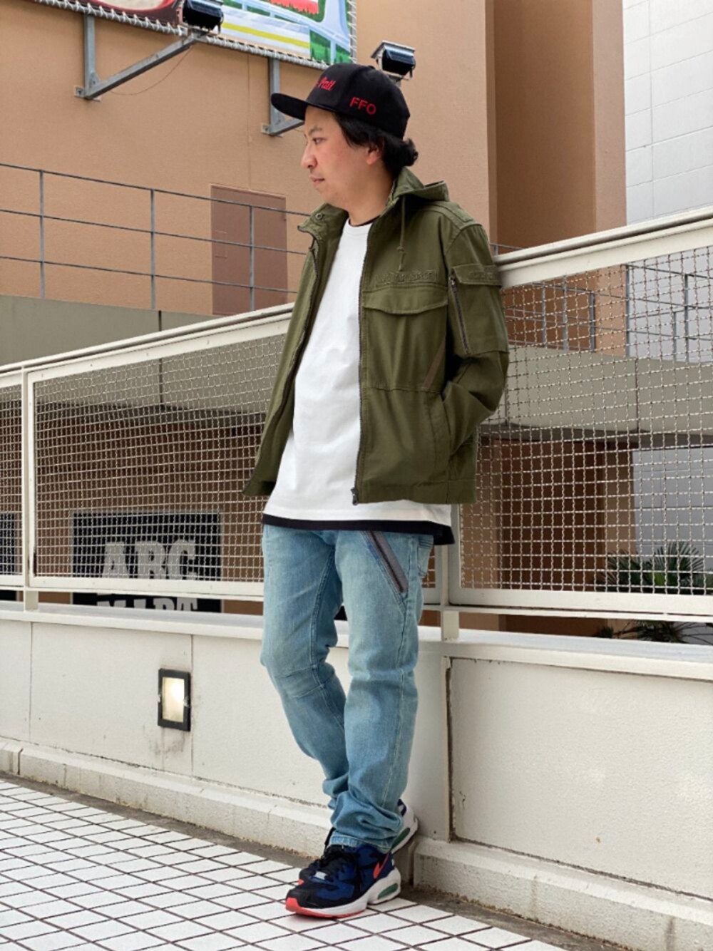 「グリーン、キャップ、AVIREX、休日スタイル、きれいめカジュアル、ootd、春夏コーデ、ゆるコーデ、AVIREXBelle、ファッションの力を信じよう」｜「AVIREXのクルーネック トランスペアレント Tシャツ/SS CREW NECK TRANSPARENT T-SHIRT/AVIREX/アヴィレックス（Tシャツ/カットソー、ホワイト系）」を使った、SUGAYA！さん（メンズ・164cm）の春コーディネートの1枚目の写真