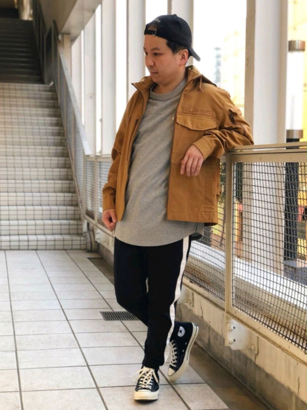 「AVIREX、休日スタイル、アースカラー、ラフ、トラックパンツ、ootd、ゆるコーデ、キャツプ、AVIREXBelle、ファッションの力を信じよう」｜「AVIREXのクールマックス ミリタリー カスタム ジャケット/COOLMAX MILITARY CUSTOM JACKET（ミリタリージャケット、イエロー系）」を使った、SUGAYA！さん（メンズ・164cm）の春コーディネートの1枚目の写真