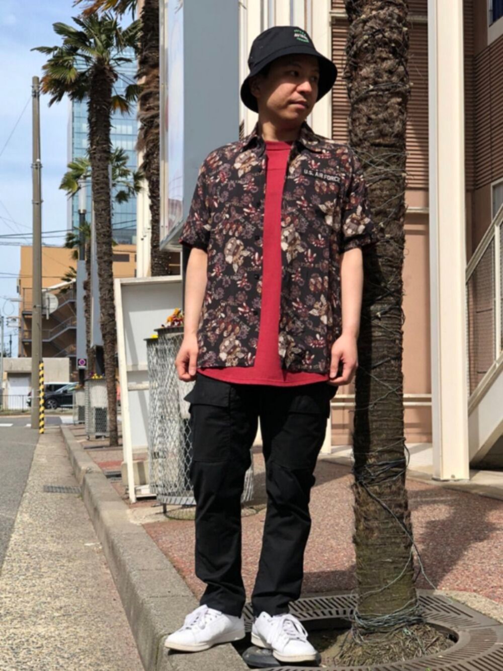 「柄シャツ、AVIREX、休日スタイル、ootd、シャツスタイル、春夏コーデ、バケットハット、オープンカラーシャツ、AVIREXBelle、ファッションの力を信じよう」｜「AVIREXのアロハシャツ USAFA /ALOHA SHIRT USAFA/アヴィレックス/AVIREX（シャツ/ブラウス、ブラック系）」を使った、SUGAYA！さん（メンズ・164cm）の春コーディネートの1枚目の写真