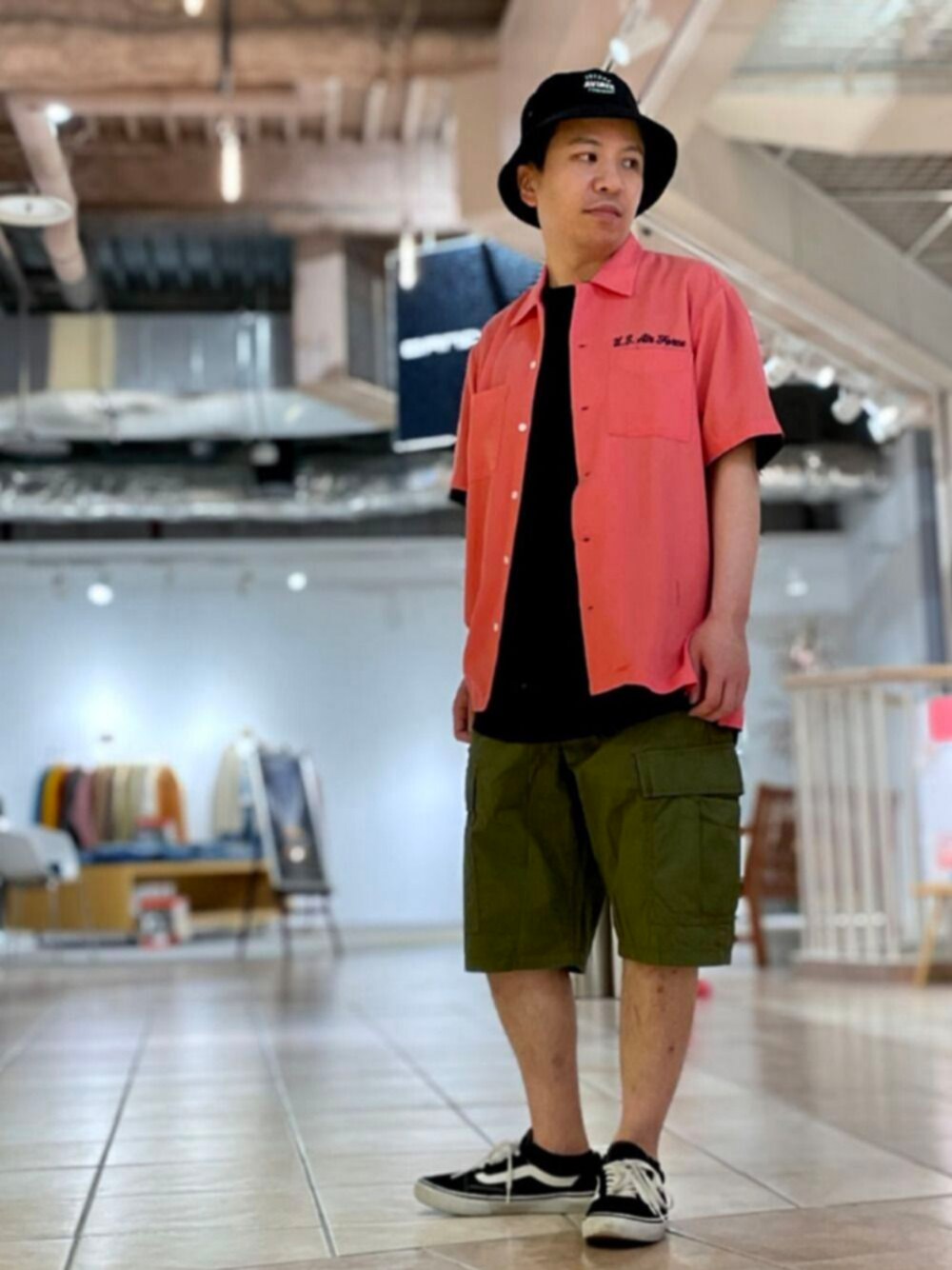 「ショートパンツ、AVIREX、休日スタイル、ootd、ビタミンカラー、バケットハット、ゆるコーデ、オープンカラーシャツ、AVIREXBelle、これが私をアゲる服」｜「AVIREXの# AVI-FURTURE COMMAN（ハット、ブラック系）」を使った、SUGAYA！さん（メンズ・164cm）の春コーディネートの1枚目の写真