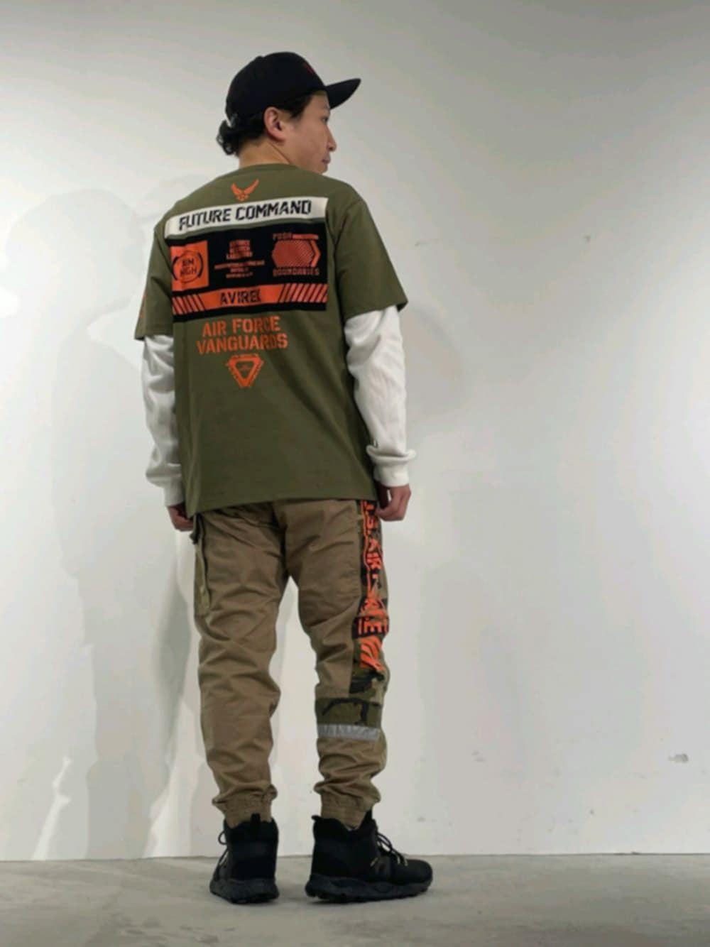 「ミリタリー、キャップ、AVIREX、大人カジュアル、休日スタイル、ootd、春夏コーデ、ジョガーパンツ、AVIREXBelle、ファッションの力を信じよう」｜「AVIREXのシーチングパッチ Tシャツ/S/S SHEETING PATCHED T-SHIRT（Tシャツ/カットソー、グリーン系）」を使った、SUGAYA！さん（メンズ・164cm）の夏コーディネートの1枚目の写真