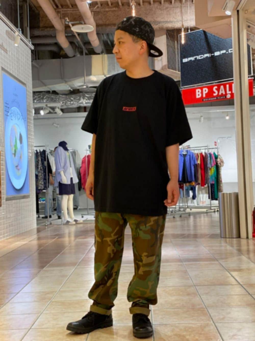 「ロゴT、AVIREX、ワンマイルウェア、休日スタイル、ootd、バンダナ柄、黒Tシャツ、AVIREXBelle、夏だ！Tシャツ着よう！、ファッションの力を信じよう」｜「AVIREXの【×NEW ERA】9FIFTY スナップバック スプラッシュペイント キャップ/ 9FIFTY SNAP BACK TYPE 'AC' SPLASH PAINT CAP（キャップ、ブラック系）」を使った、SUGAYA！さん（メンズ・164cm）の夏コーディネートの1枚目の写真
