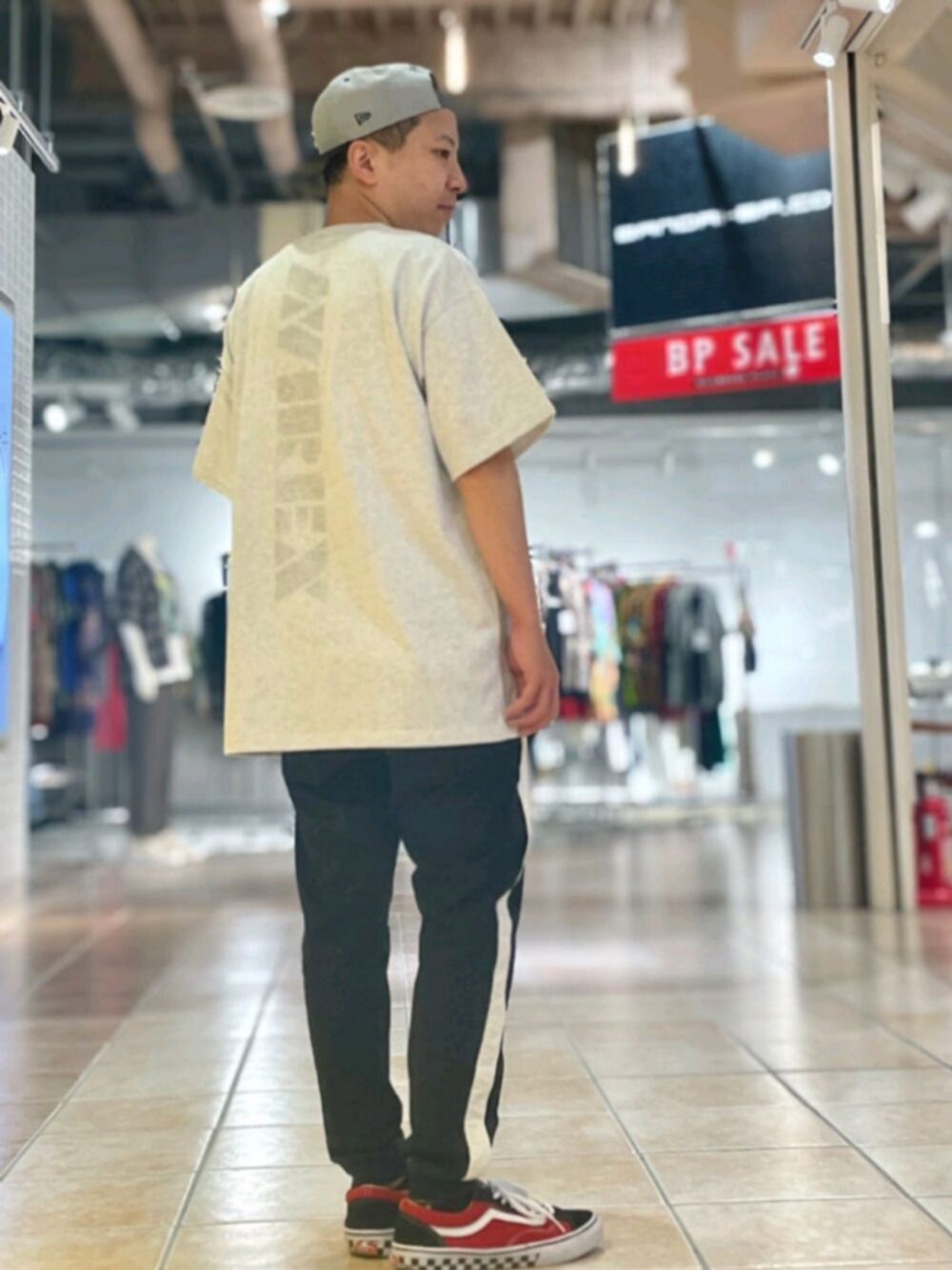 「ロゴT、AVIREX、ワンマイルウェア、休日スタイル、トラックパンツ、プリントT、ootd、AVIREXBelle、夏だ！Tシャツ着よう！、ファッションの力を信じよう」｜「NEW ERAのavirex/アヴィレックス/帽子/AVIREX×NEW ERA/アヴィレックス×ニューエラ/9FIFTY　SNAP　BACK　CAP　（キャップ、ホワイト系）」を使った、SUGAYA！さん（メンズ・164cm）の夏コーディネートの1枚目の写真