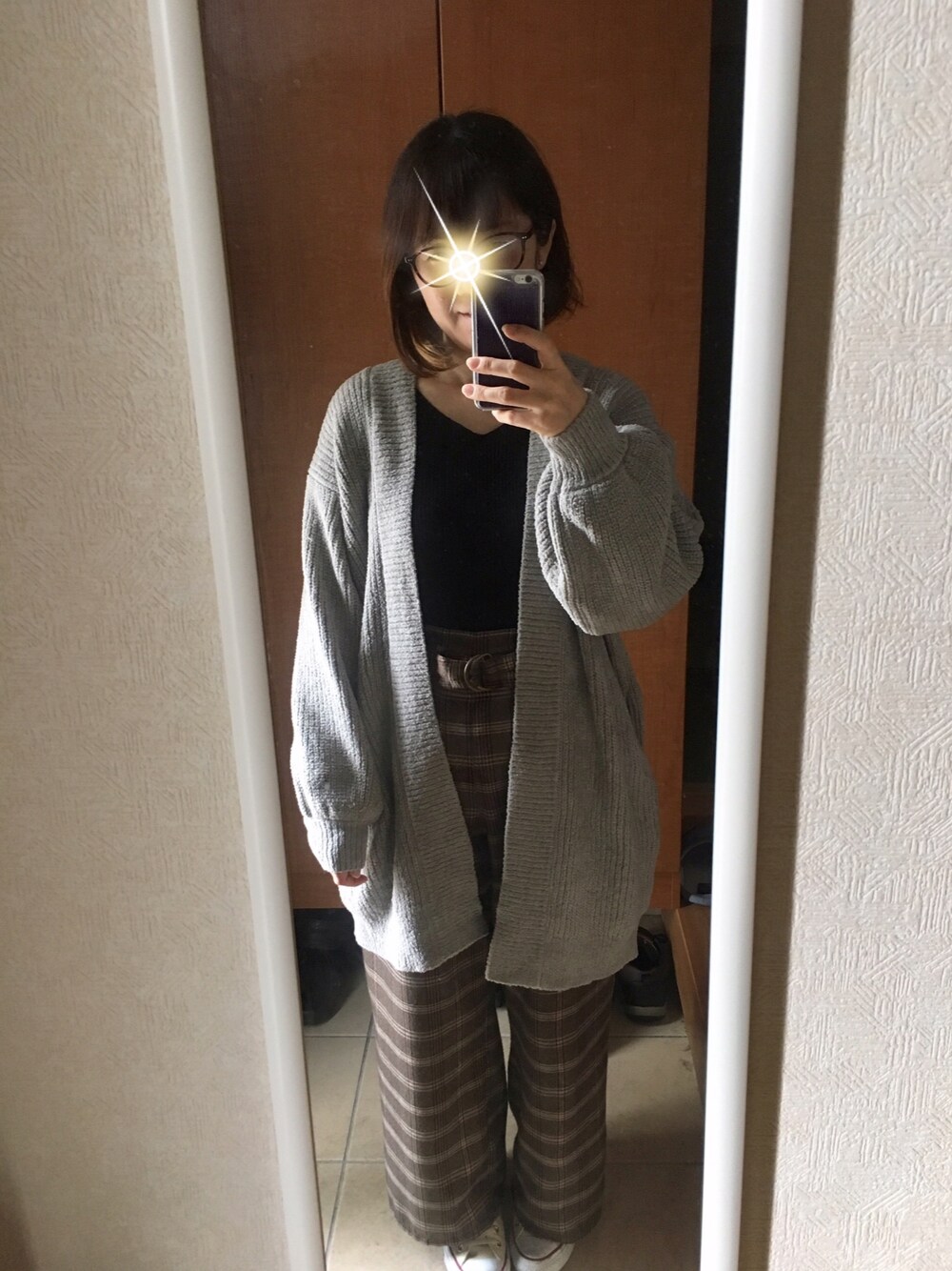 「カジュアル、パンツスタイル、スニーカーコーデ、シンプルコーデ、ワイドパンツ、ボリューム袖、チェックパンツ、おしゃれさんと繋がりたい、カーディガン」｜「E hyphen world galleryの・ウエストマークデコルテVプルオーバー（ニット/セーター、ブラック系）」を使った、manamiさん（レディース・157cm）の冬コーディネートの1枚目の写真