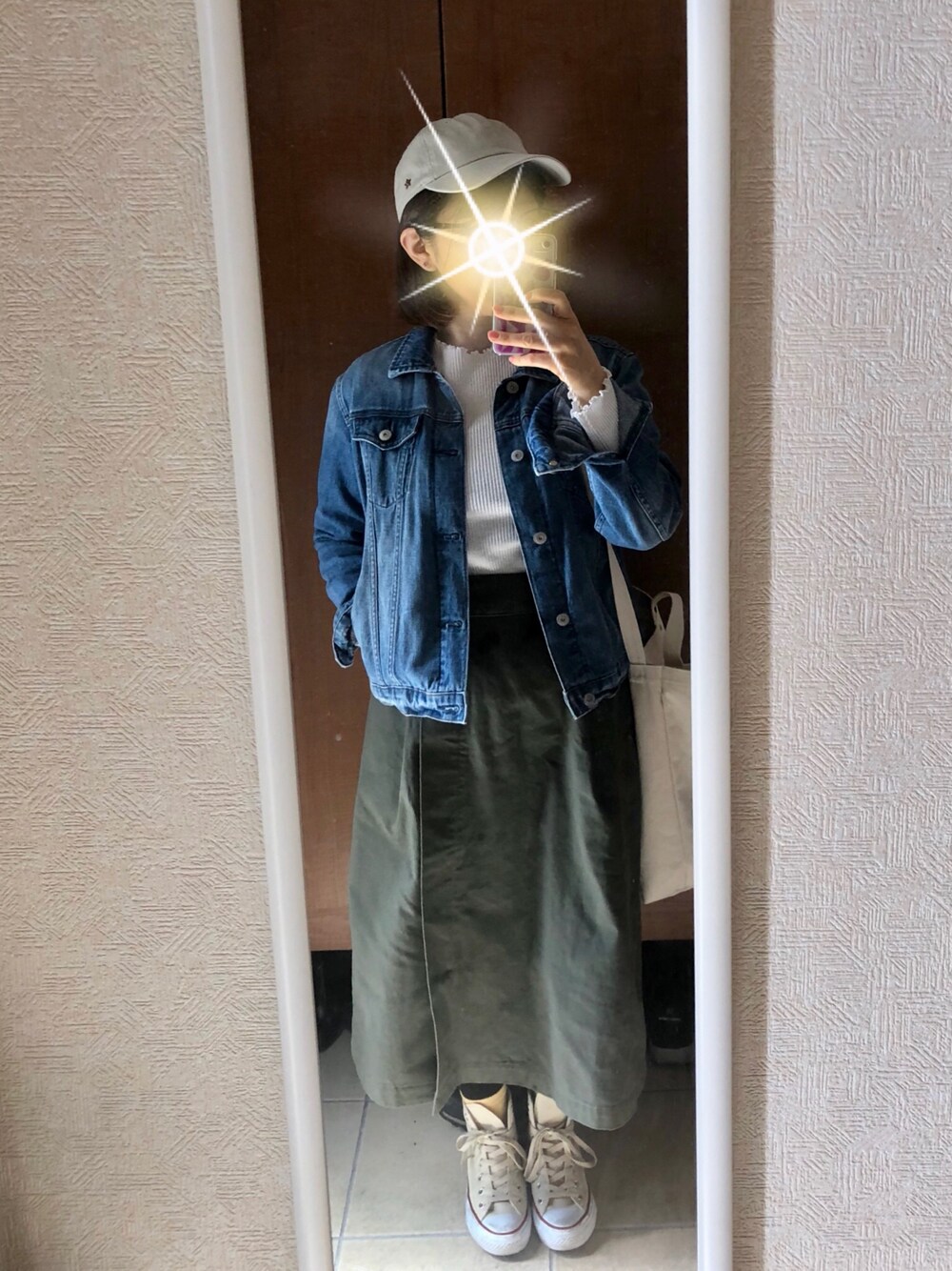 「カジュアル、シンプルコーデ、おしゃれさんと繋がりたい、converse、スカート、カーキ、キャップ、デニムジャケット、コンバース」｜「earth music&ecologyのメロウリブニットプルオーバー（ニット/セーター、ホワイト系）」を使った、manamiさん（レディース・157cm）の春コーディネートの1枚目の写真