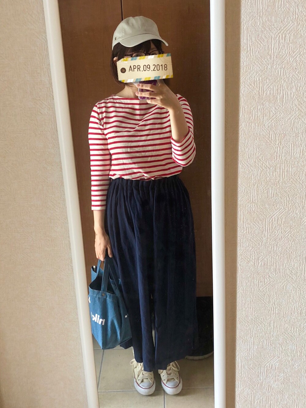 「パンツスタイル、カジュアル、ラフ、ミニバッグ、ニコアンド、ワイドパンツ、ボーダー、キャップ、シンプルコーデ、コンバース」｜「earth music&ecologyの【4/1放映！ヒルナンデス紹介】【2016Spring】《ボーダーボーダー!》ボートネックボーダープルオーバー（Tシャツ/カットソー、レッド系）」を使った、manamiさん（レディース・157cm）の春コーディネートの1枚目の写真