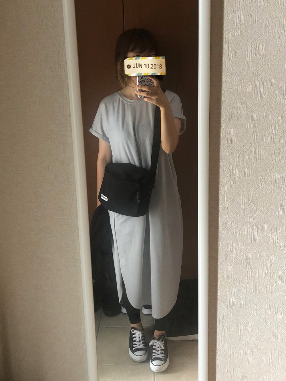 「シンプル、カジュアル、ゆるコーデ、コンバース、スニーカー、ワンピース、レギンス、MA-1」｜「LEPSIMのレーヨンナイロンロングワンピース　796642（ワンピース、グレー系）」を使った、manamiさん（レディース・157cm）の夏コーディネートの1枚目の写真