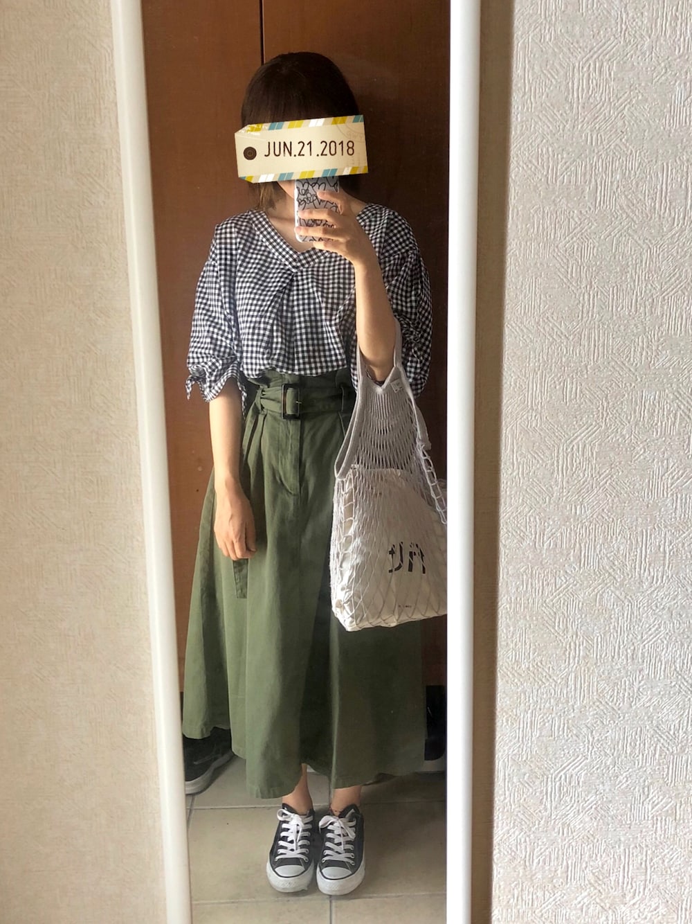 「カジュアルコーデ、ブラウス、グリーン、ギンガムチェック、ギンガムチェックシャツ、カーキスカート、カーキ、スニーカー、コンバース」｜「studio CLIPの綿麻ギンガム袖フレアブラウス（シャツ/ブラウス、ブラック系）」を使った、manamiさん（レディース・157cm）の夏コーディネートの1枚目の写真