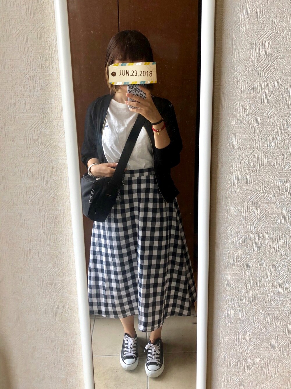 「スニーカー、黒、ショルダーバッグ、LEE、ギンガムチェックスカート、Tシャツ、MA-1、コンバース、ラフ、カジュアル」｜「LeeのＬａｄｙ　Ｌｅｅ　肩落ちショート丈Ｔシャツ（Tシャツ/カットソー、ホワイト系）」を使った、manamiさん（レディース・157cm）の夏コーディネートの1枚目の写真
