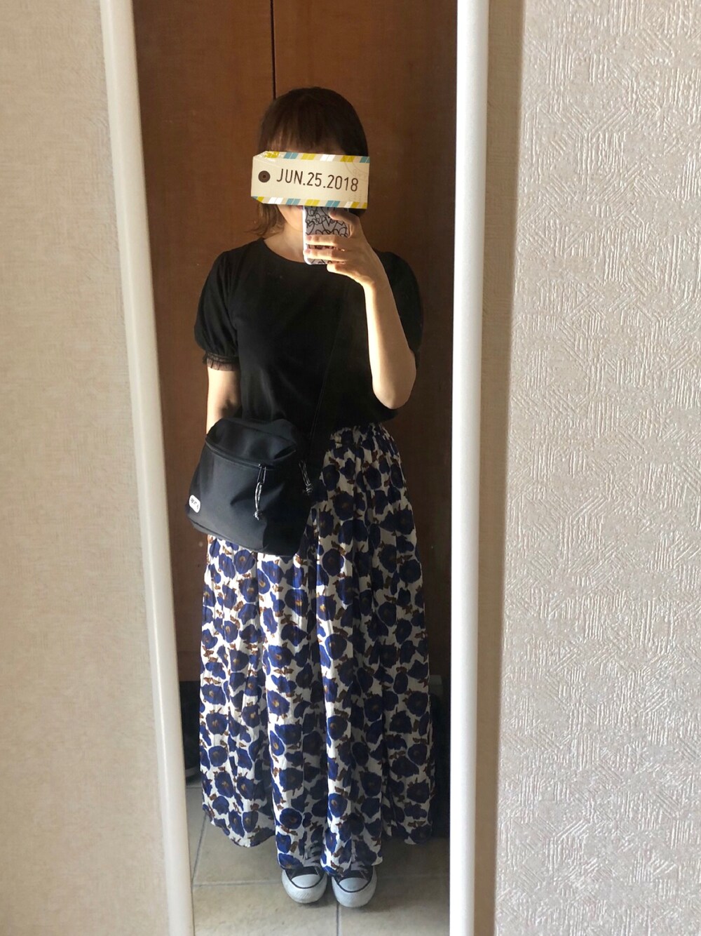 「大人カジュアル、カジュアルコーデ、スニーカー、ブラック、コンバース、花柄スカート、スカート、ロングスカート」｜「earth music&ecologyのアイテム（Tシャツ/カットソー、ブラック系）」を使った、manamiさん（レディース・157cm）の夏コーディネートの1枚目の写真