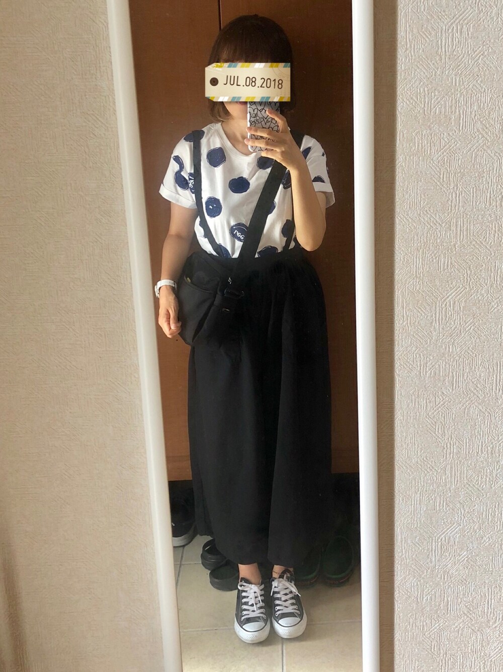 「夏、ラクチンコーデ、Tシャツ、ブラック、コンバース、サスペンダーパンツ、水玉、LEE、スニーカー」｜「Leeのアイテム（Tシャツ/カットソー、ホワイト系）」を使った、manamiさん（レディース・157cm）の夏コーディネートの1枚目の写真