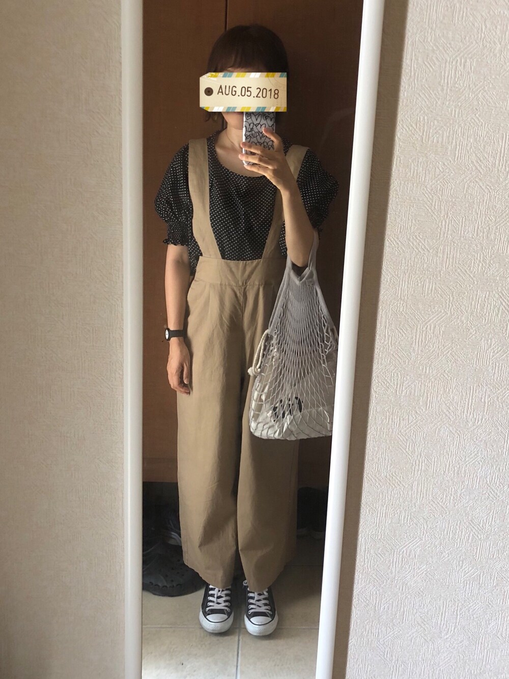 「カジュアルコーデ、夏、ラクチンコーデ、黒、サロペット、水玉、水玉シャツ、コンバース、パンツスタイル、おしゃれさんと繋がりたい」｜「earth music&ecologyの・袖シャーリングプルオーバー ●（シャツ/ブラウス、ブラック系）」を使った、manamiさん（レディース・157cm）の夏コーディネートの1枚目の写真