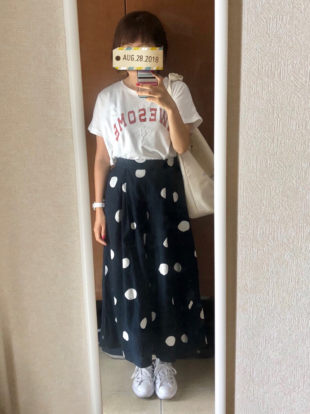 「カジュアルコーデ、パンツスタイル、スニーカー、ロゴT、コンバース、ニコアンド、ラフスタイル、ラフ、サマンサ モスモス(Samansa Mos2)」｜「Samansa Mos2のAWESOME ロゴプリントTシャツ（Tシャツ/カットソー、ホワイト系）」を使った、manamiさん（レディース・157cm）の夏コーディネートの1枚目の写真
