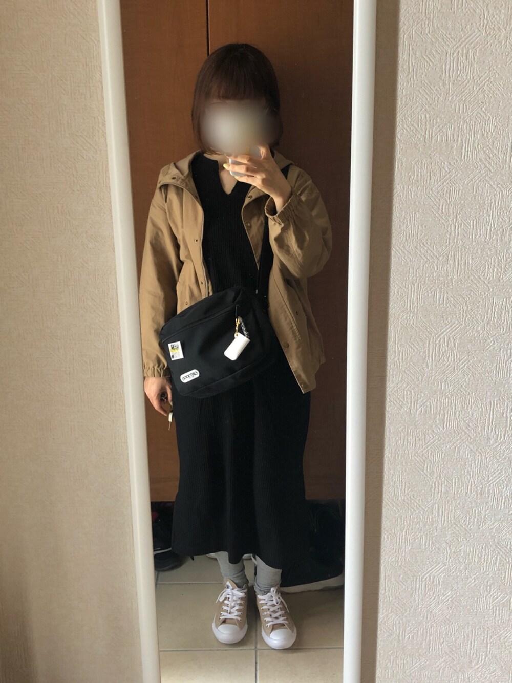 「カジュアルコーデ、ベージュコーデ、コンバース、スニーカーコーデ、ワッフル、マウンテンパーカー、ワッフルワンピース、ワンピース、黒、レギンス」｜「E hyphen world galleryのワッフルロングワンピース（ワンピース、ブラック系）」を使った、manamiさん（レディース・157cm）の春コーディネートの1枚目の写真