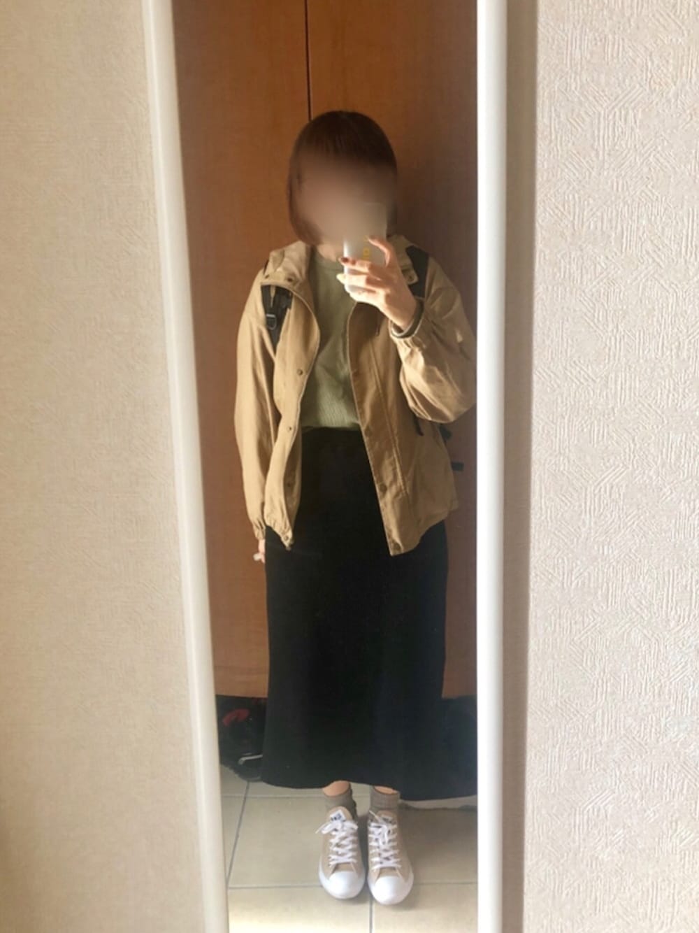 「春コーデ、カジュアルコーデ、シンプル、スニーカー、ベージュ、converse、スカート、リュック、ニコアンド、マウンテンパーカー」｜「LOWRYS FARMのワッフルプルオーバー  789126 （Tシャツ/カットソー、グリーン系）」を使った、manamiさん（レディース・157cm）の春コーディネートの1枚目の写真