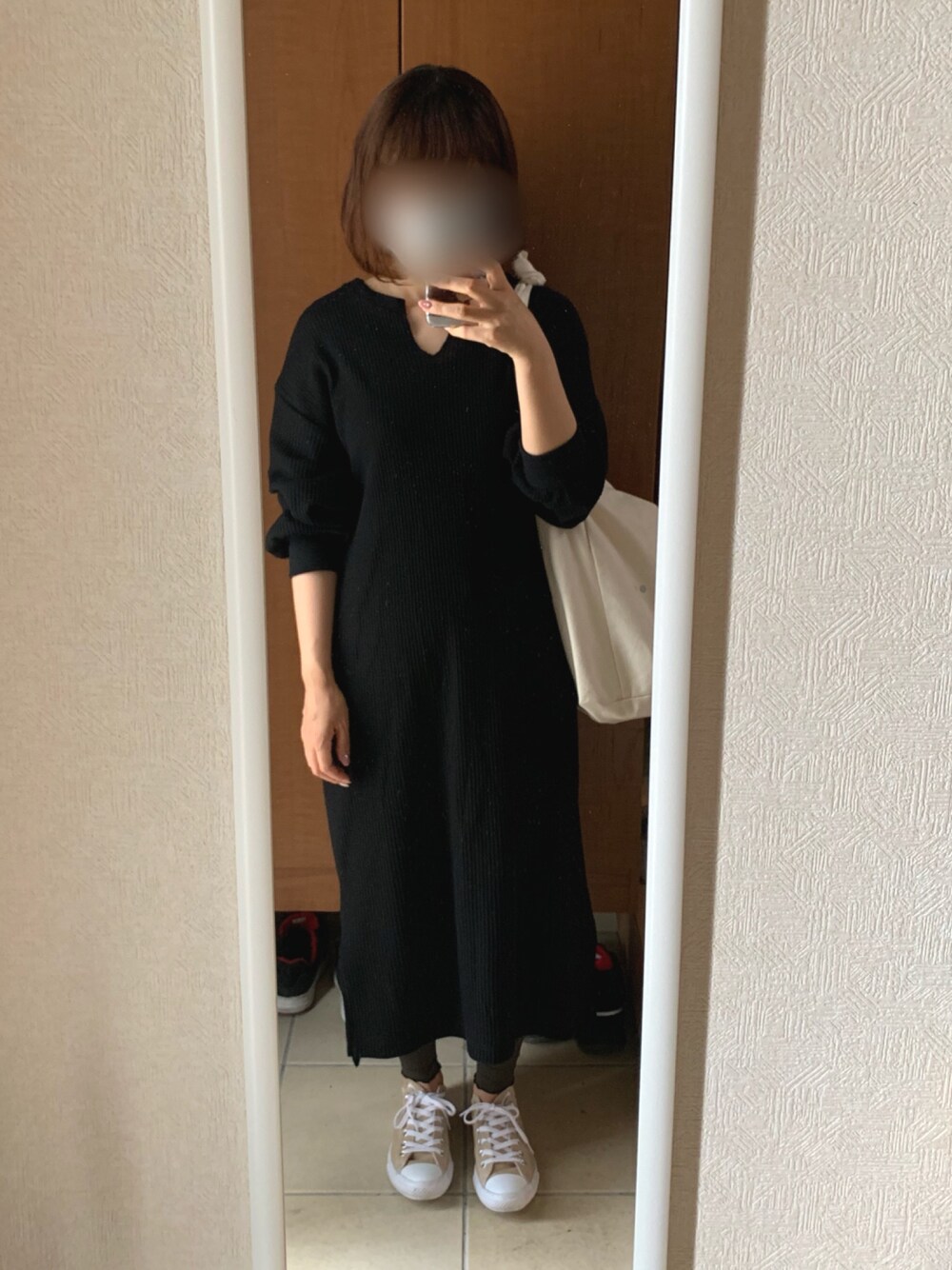 「カジュアルコーデ、楽チンコーデ、ゆるコーデ、スニーカー、ベージュ、ワッフルワンピース、ワッフル、レギンス、GU、コンバース」｜「E hyphen world galleryのワッフルロングワンピース（ワンピース、ブラック系）」を使った、manamiさん（レディース・157cm）の春コーディネートの1枚目の写真