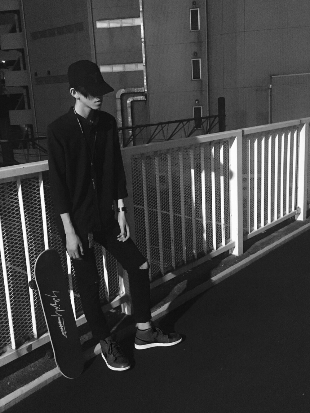 「ストリート、モード、モードストリート、Y-3、yohjiyamamoto、スケータースタイル、スケボー、キャップ、黒、黒スキニー」｜「Y-3のY-3 UNCONSTRUCTED CAP（キャップ、ブラック系）」を使った、utyuさん（メンズ・185cm）の夏コーディネートの1枚目の写真